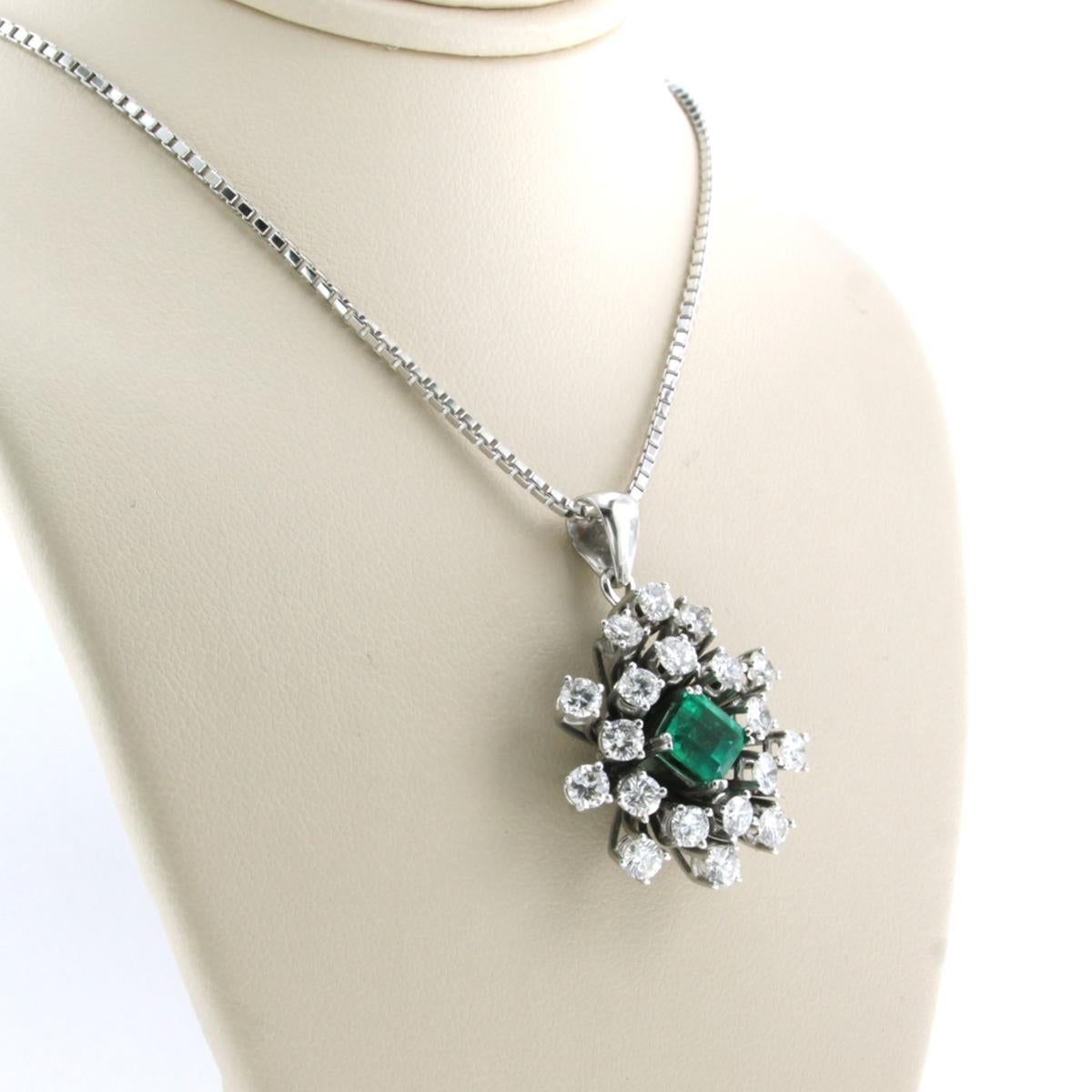 Chain and pendant set with emerald and diamonds up to 1.96ct 14k white gold In Excellent Condition For Sale In The Hague, ZH