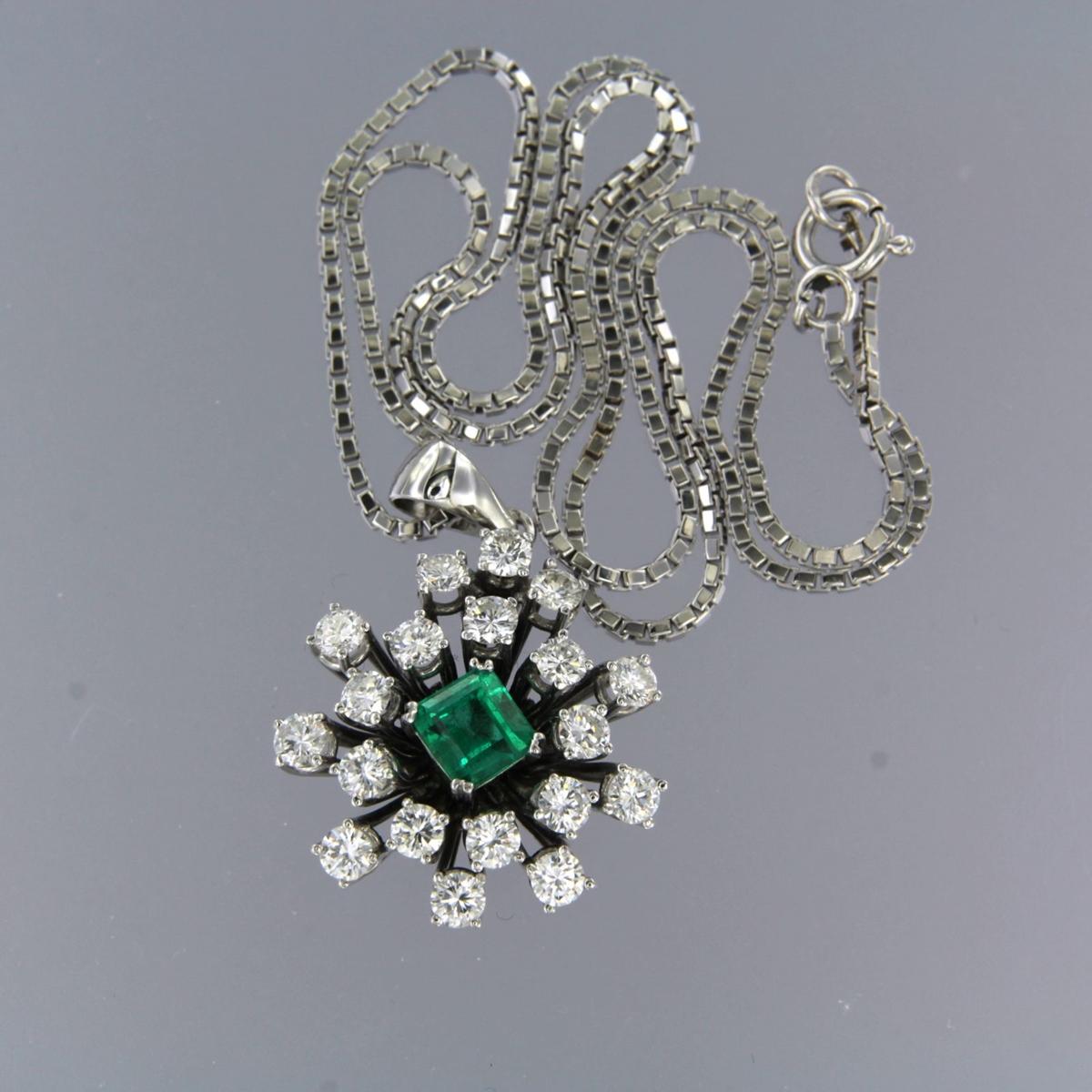 Chain and pendant set with emerald and diamonds up to 1.96ct 14k white gold For Sale 1