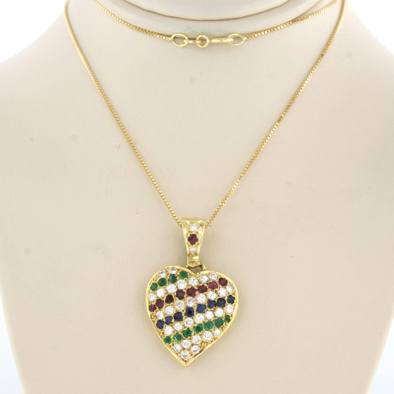 18 kt yellow gold necklace with a heart-shaped pendant set with sapphire, emerald, ruby ​​and brilliant cut diamond. 0.85 ct - F/G - VS/SI - 42 cm long

detailed description:

the necklace is 42 cm long and 0.8 mm wide

the pendant is 2.8 cm high