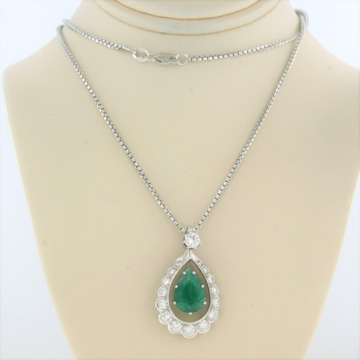 18k white gold necklace with drop-shaped pendant set with emerald. 1.80ct and brilliant cut diamond up to. 0.60ct - F/G - VS/SI - 50 cm long

detailed description:

the necklace is 50 cm long and 1.3 mm wide

the pendant is 2.8 cm long by 1.7 cm