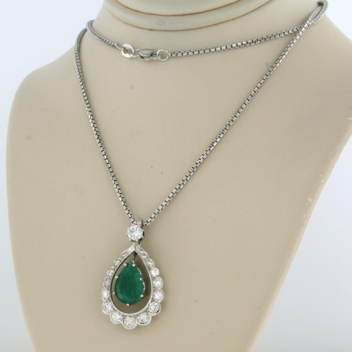 Brilliant Cut Chain and pendant set witj emerald and diamonds 18k white gold For Sale