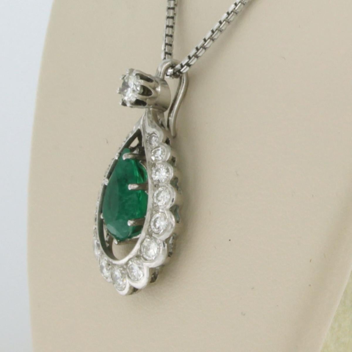 Women's Chain and pendant set witj emerald and diamonds 18k white gold For Sale