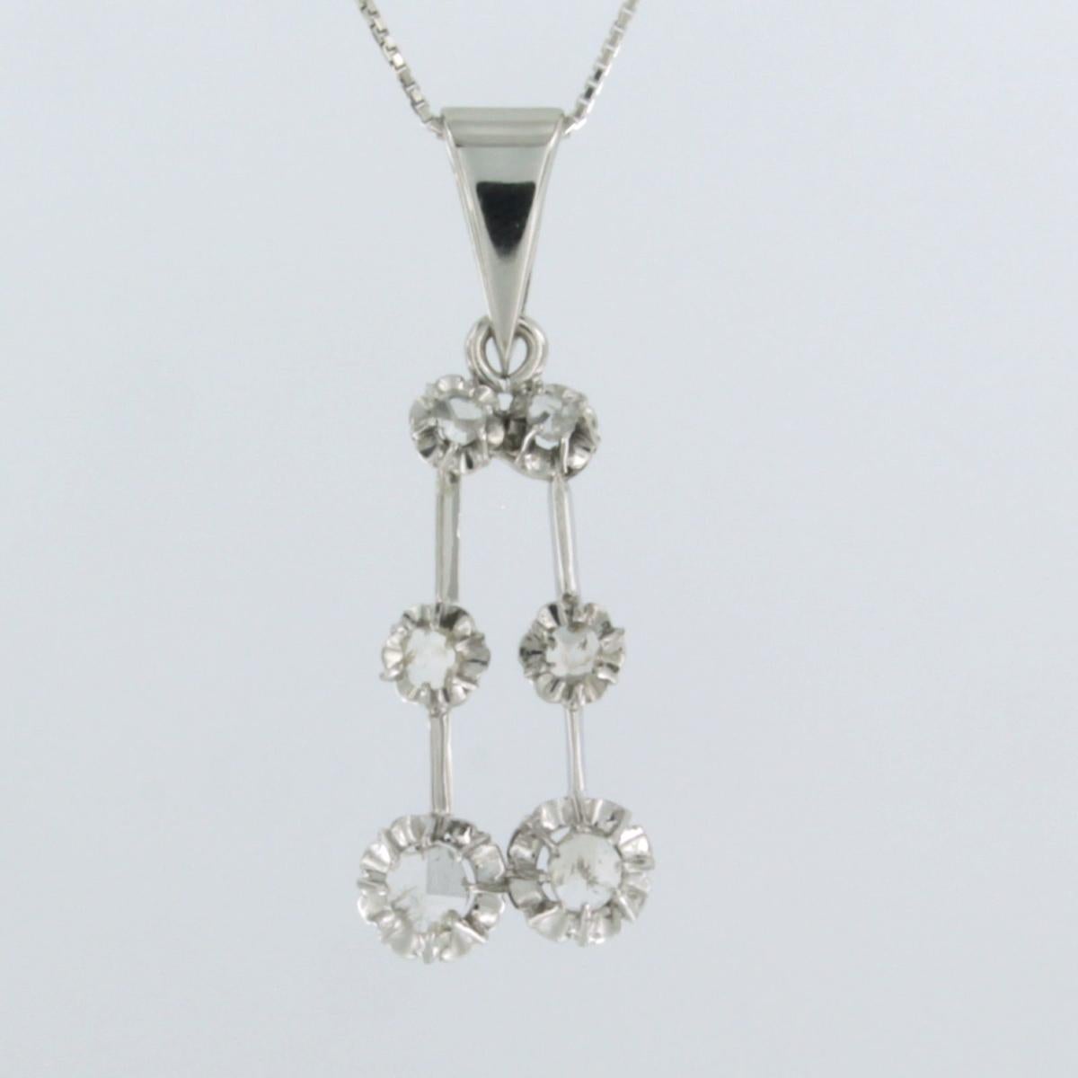 18k white gold necklace with pendant set with rose diamonds. 0.30ct - F/G - VS/SI - 44 cm long

detailed description:

the length of the necklace is 44 cm long by 0.5 mm wide

The size of the center piece is 3.3 cm long by 1.2 cm wide

weight 4.1