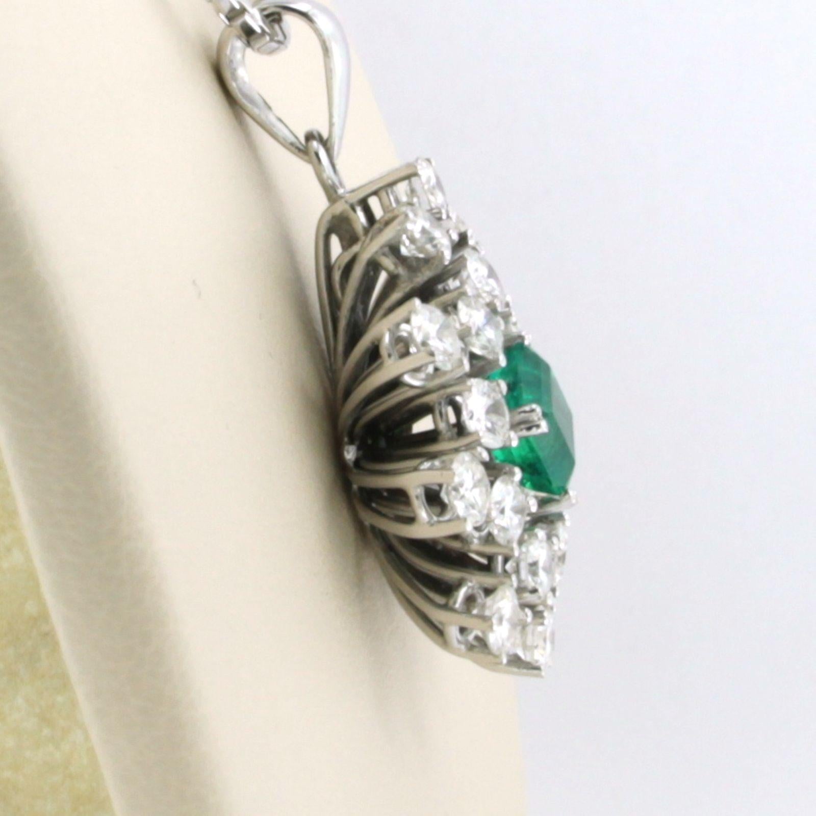 Cadena y colgante con diamantes talla esmeralda y brillante de hasta 1,96ct de oro de 14k en Excelente estado para la venta en The Hague, ZH