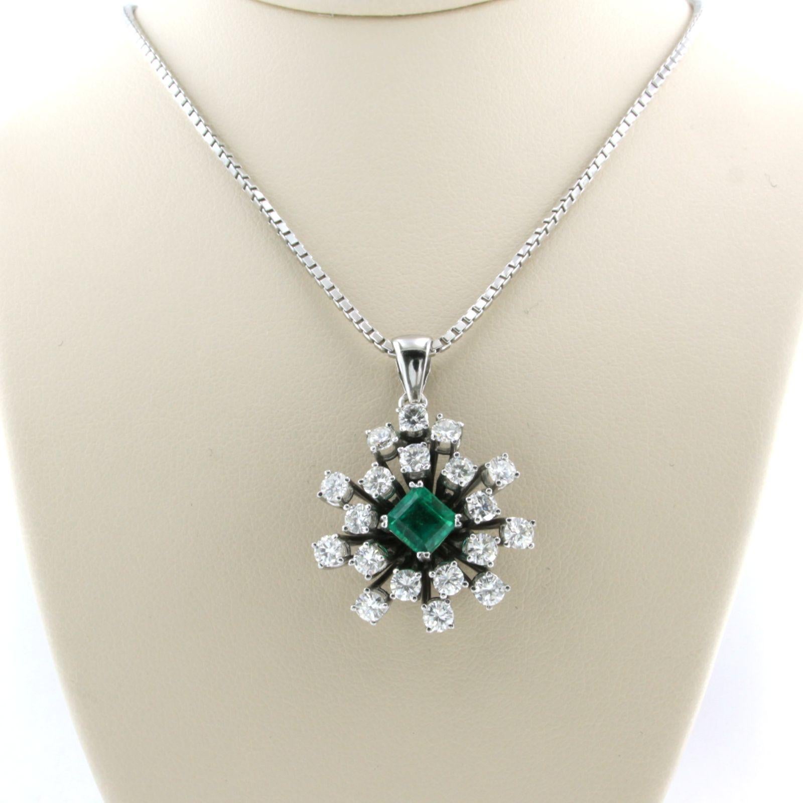 Cadena y colgante con diamantes talla esmeralda y brillante de hasta 1,96ct de oro de 14k en venta 2