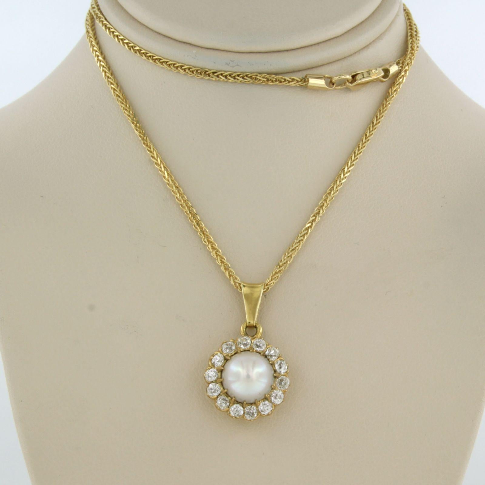 14k yellow gold necklace with entourage pendant set with pearl and old mine cut diamond. 0.70ct - G/H - SI - 40 cm long

detailed description:

the necklace is 40 cm long and 1.1 mm wide

the pendant is 2.2 cm high and 1.3 cm wide

weight: 6.8