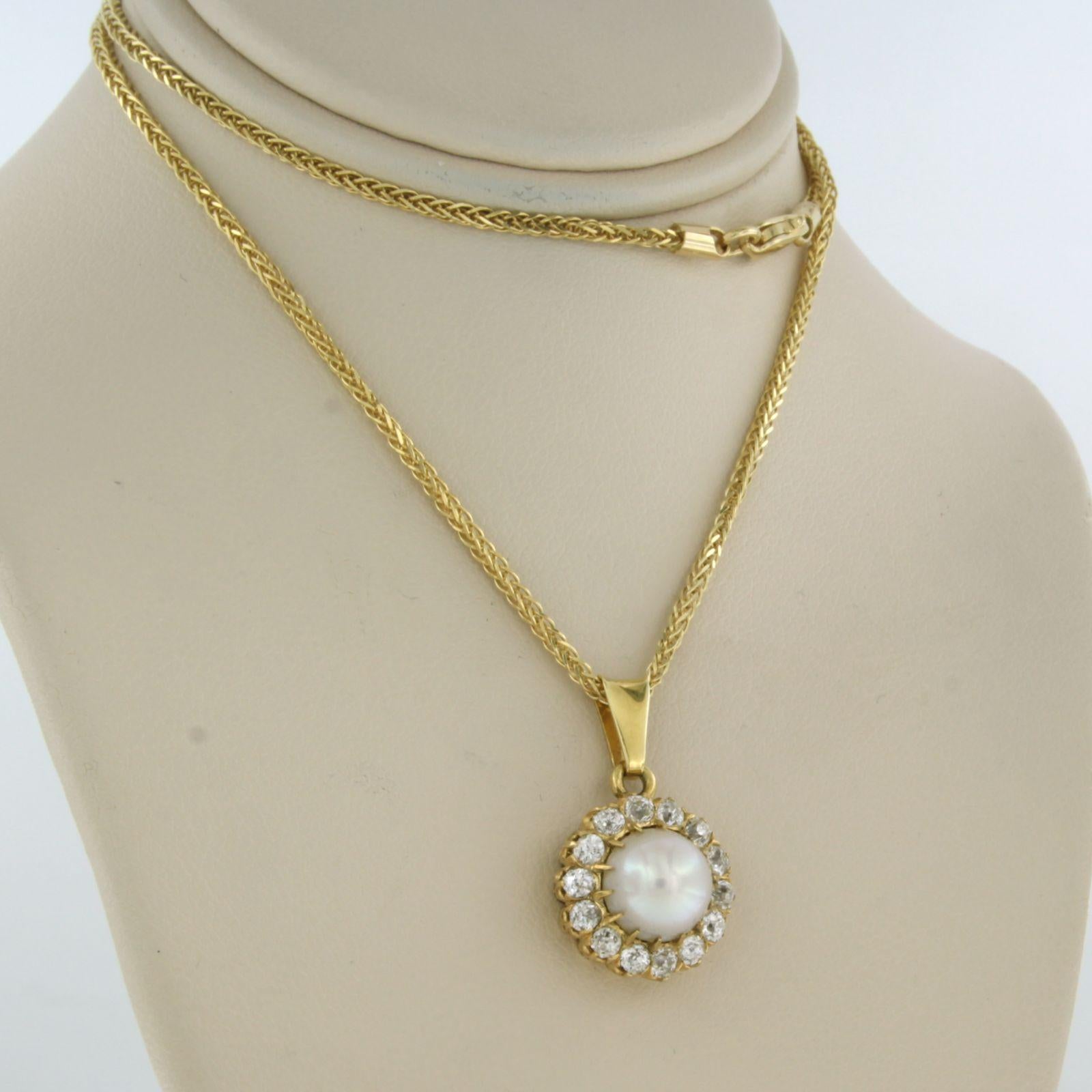 Modern Chain and Pendant with pearl and diamonds 14k yellow gold For Sale
