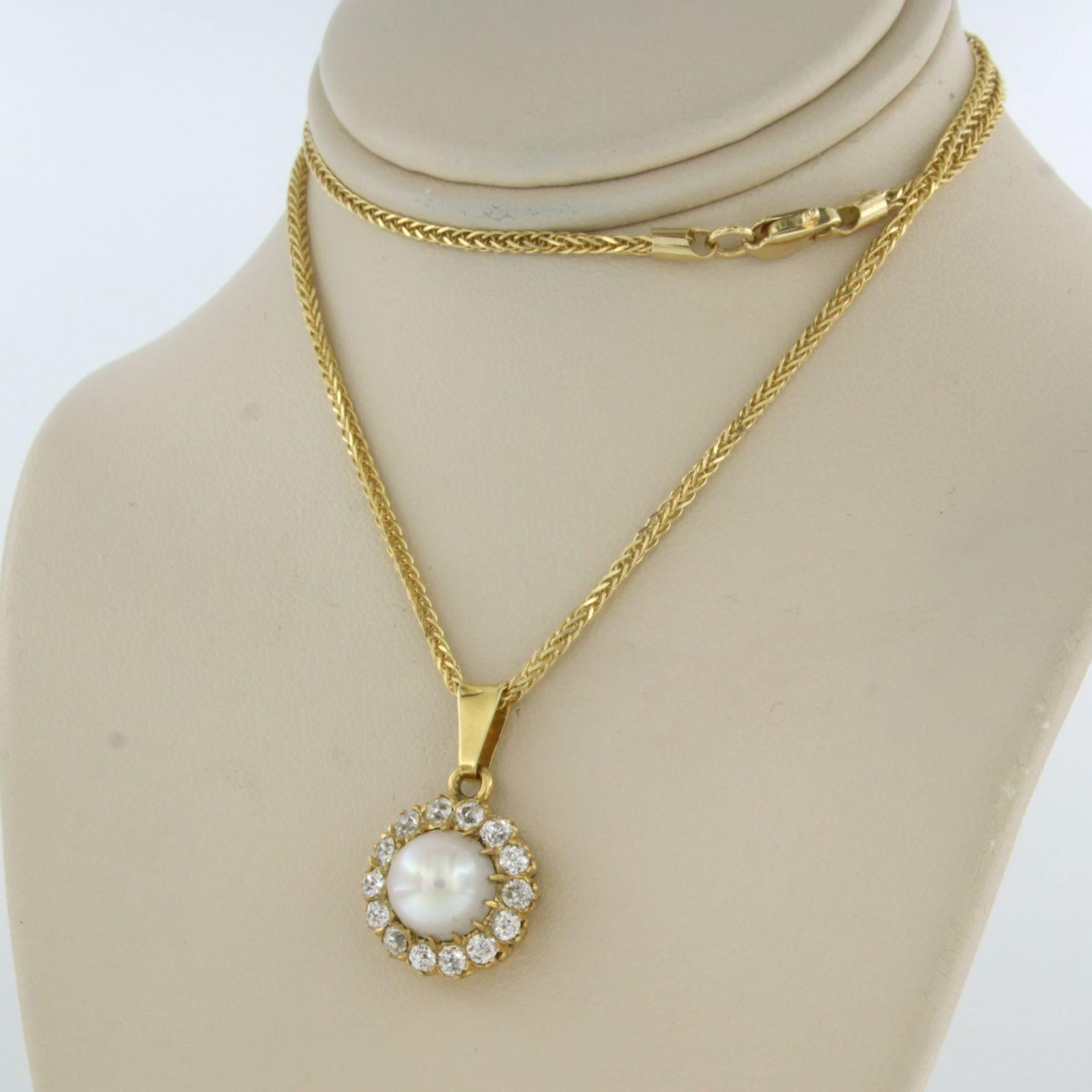 Chain and Pendant with pearl and diamonds 14k yellow gold In Good Condition For Sale In The Hague, ZH