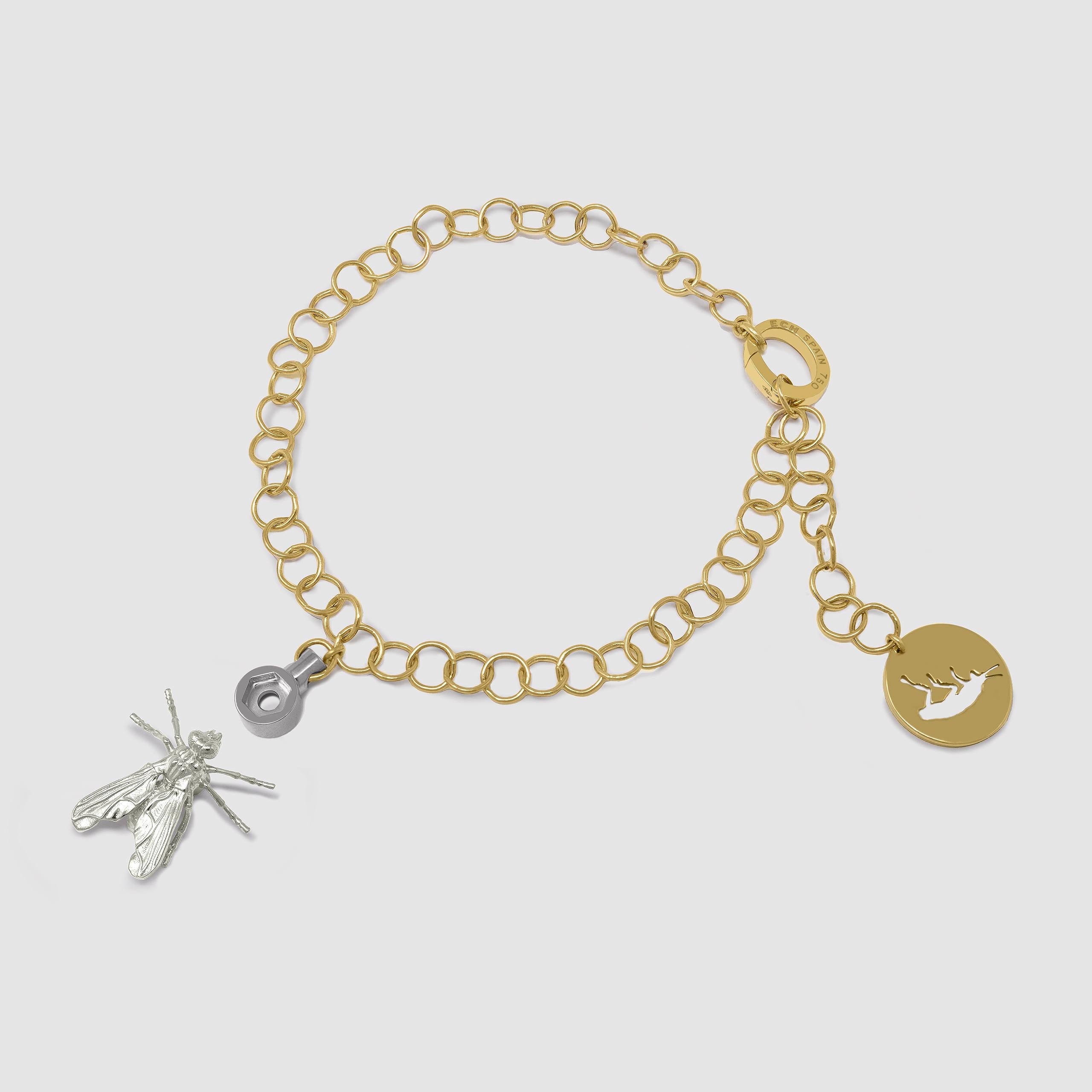 18K Yellow and White Gold Fine Chain Bracelet
·18K Yellow Gold Chain Bracelet
·Hyperrealistic Fly in White Gold, 18K

Minimum length - 16 cm, maximum length - 19 cm.

You can put on and take off the Fly in a Chain bracelet.
This is only possible