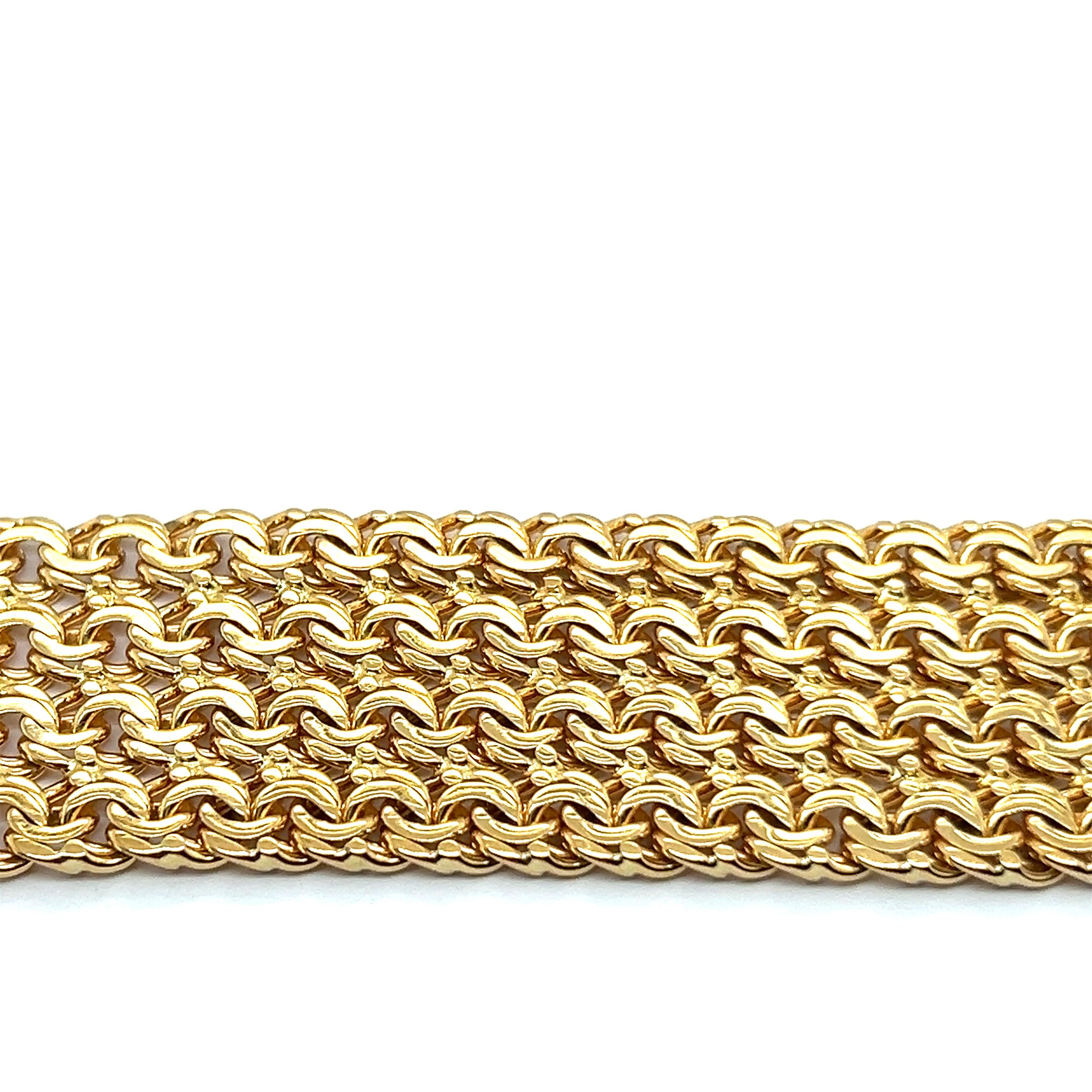 Dieses Armband aus 18 Karat Gelbgold von Bucherer ist der Inbegriff von raffiniertem Luxus und ein wahres Meisterwerk der Eleganz. 

Dieses exquisite Armband mit seinem bezaubernden Muster strahlt mit seinem hohen Gewicht von 68,79 Gramm sowohl