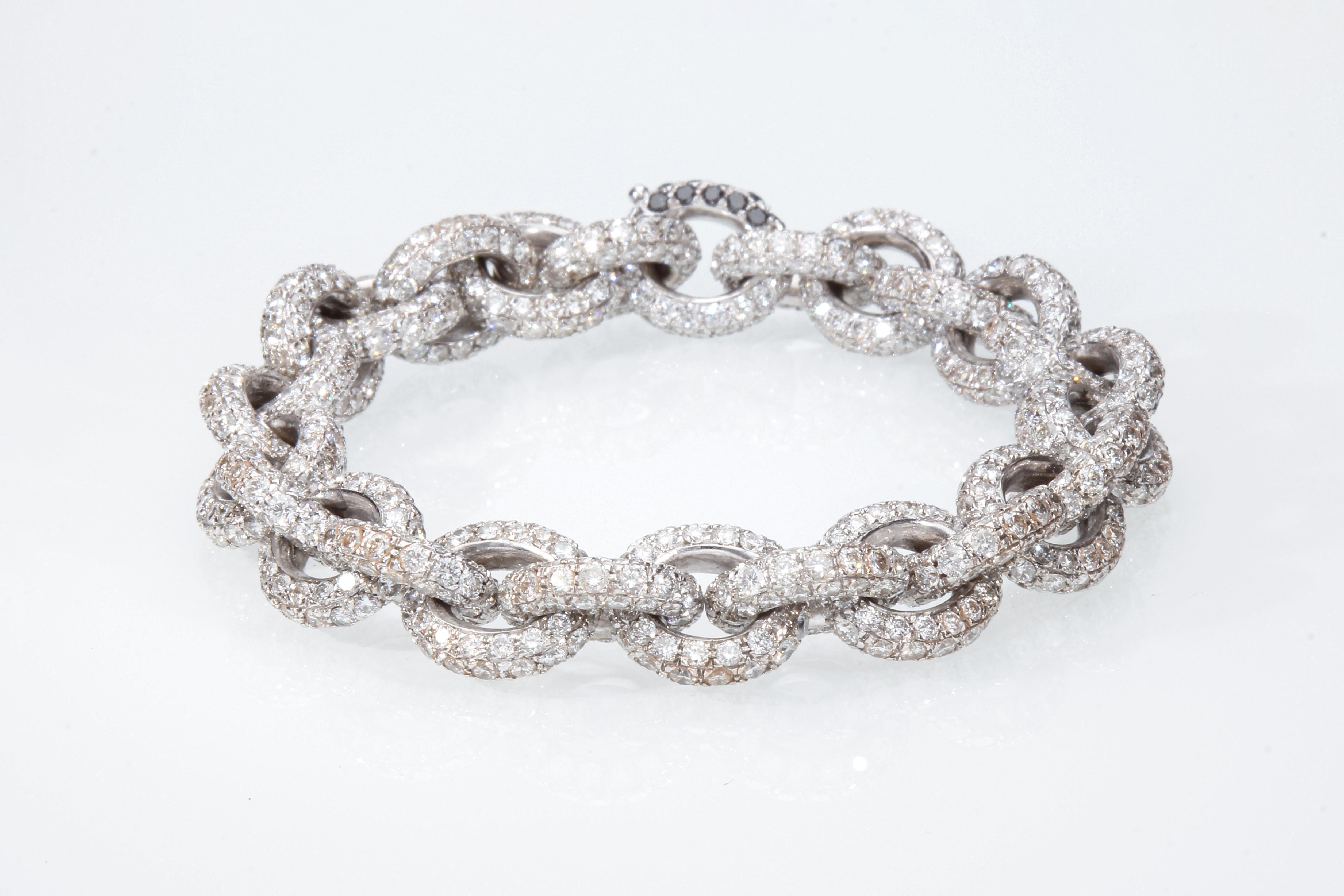 The bracelet is a chain model, and is made up of twenty-seven round links on which 30.76 ct of white diamonds are set. The bracelet is in 18 Kt white gold.
The closure of the bracelet is perfectly invisible, to be able to distinguish it, the