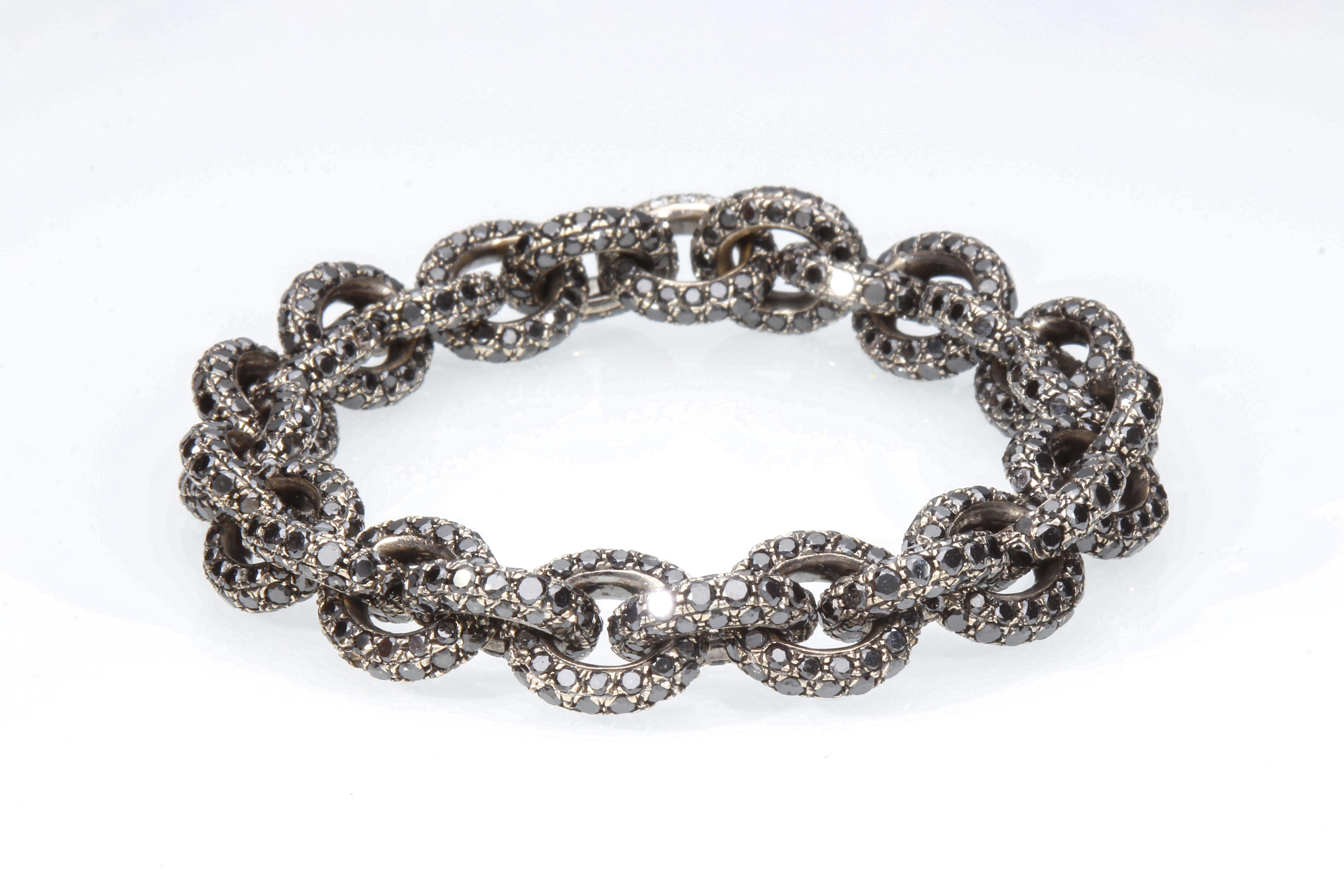 The bracelet is a chain model, and is made up of twenty-seven round links on which 33.50 ct of black diamonds are set. The bracelet is in black burnished 18 Kt white gold.
The closure of the bracelet is perfectly invisible, to be able to distinguish