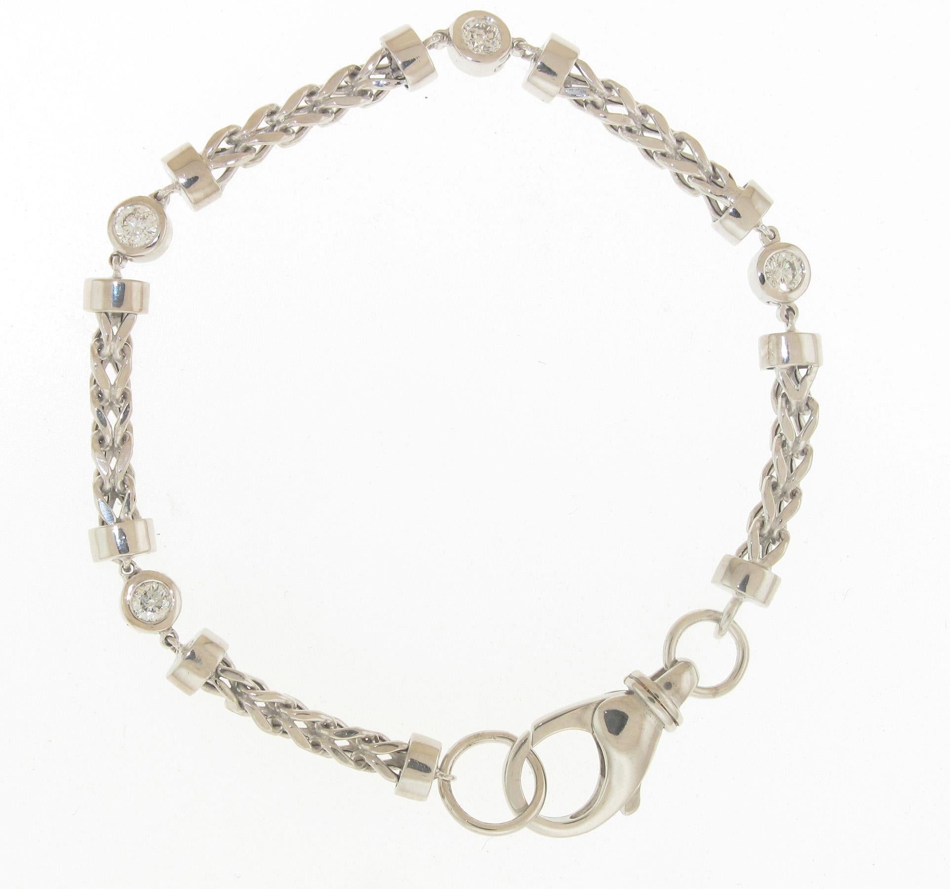 Bracelet in 14K white gold with alternating chain and bezel set round diamonds. D0.80ct.t.w.