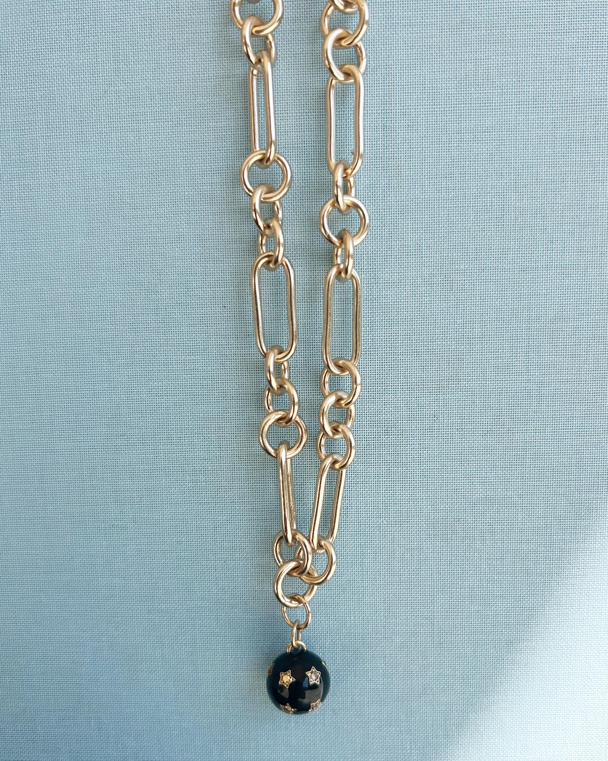 Collier ras du cou en chaîne d'or avec pendentif sphère étoilée en diamants noirs et blancs - émail noir Memento Mori Design/One par J Dauphin

Cette pièce sculpturale de J DAUPHIN, ce collier ras de cou audacieux est composé d'une épaisse chaîne en