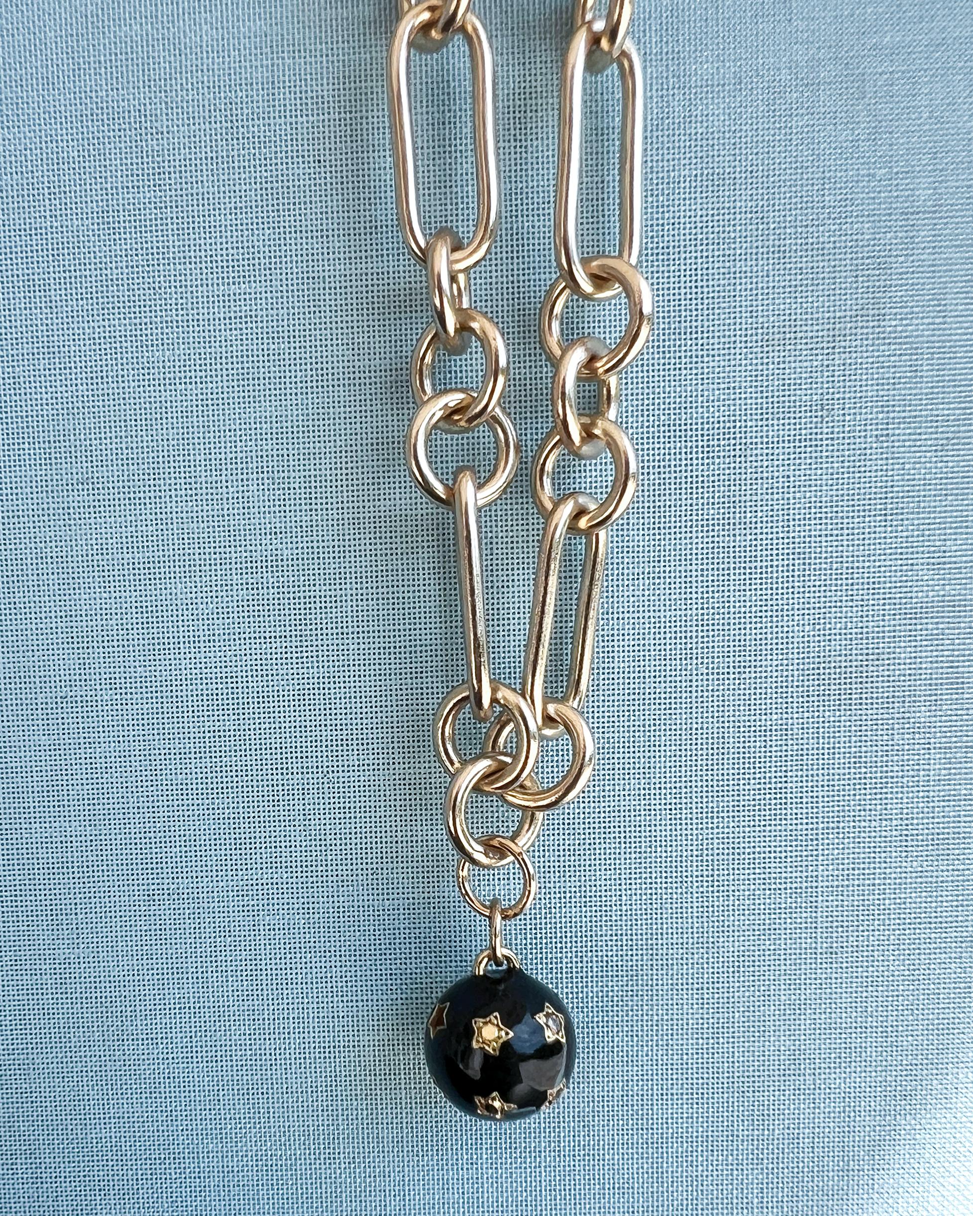 Contemporain Collier ras du cou en chaîne Pendentif étoile sphère diamantée émail noir en vente