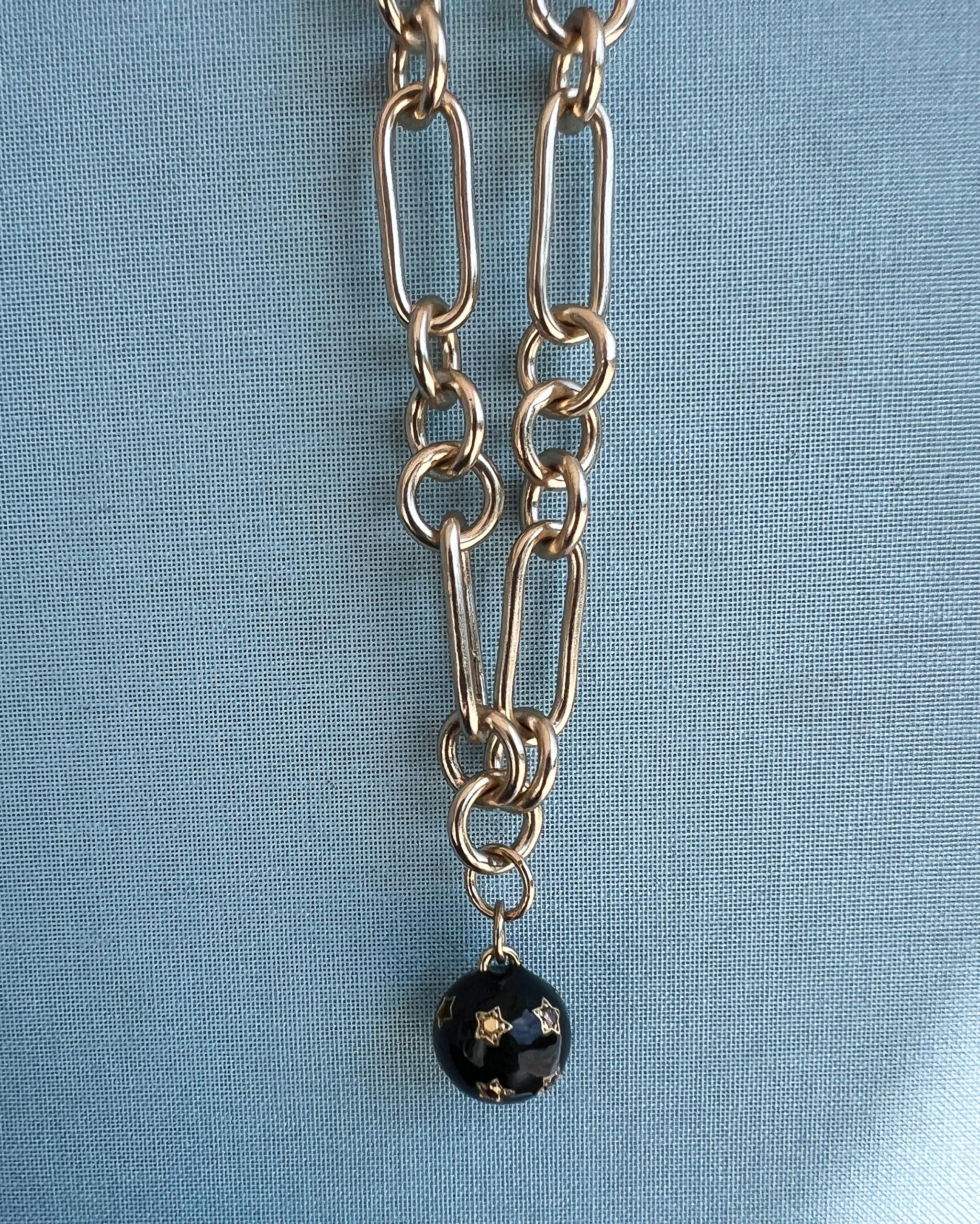 Taille simple Collier ras du cou en chaîne Pendentif étoile sphère diamantée émail noir en vente