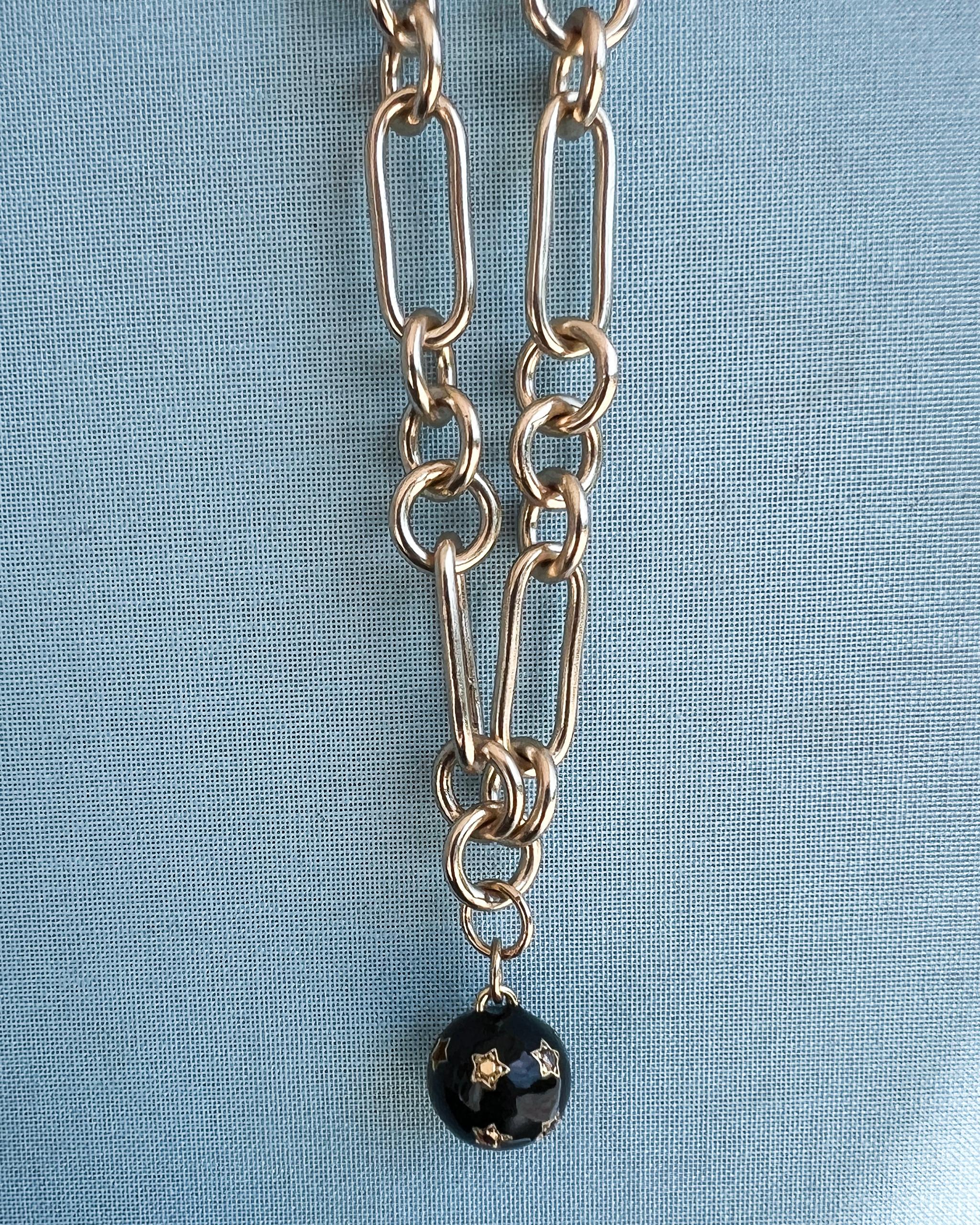 Collier ras du cou en chaîne Pendentif étoile sphère diamantée émail noir Neuf - En vente à Los Angeles, CA