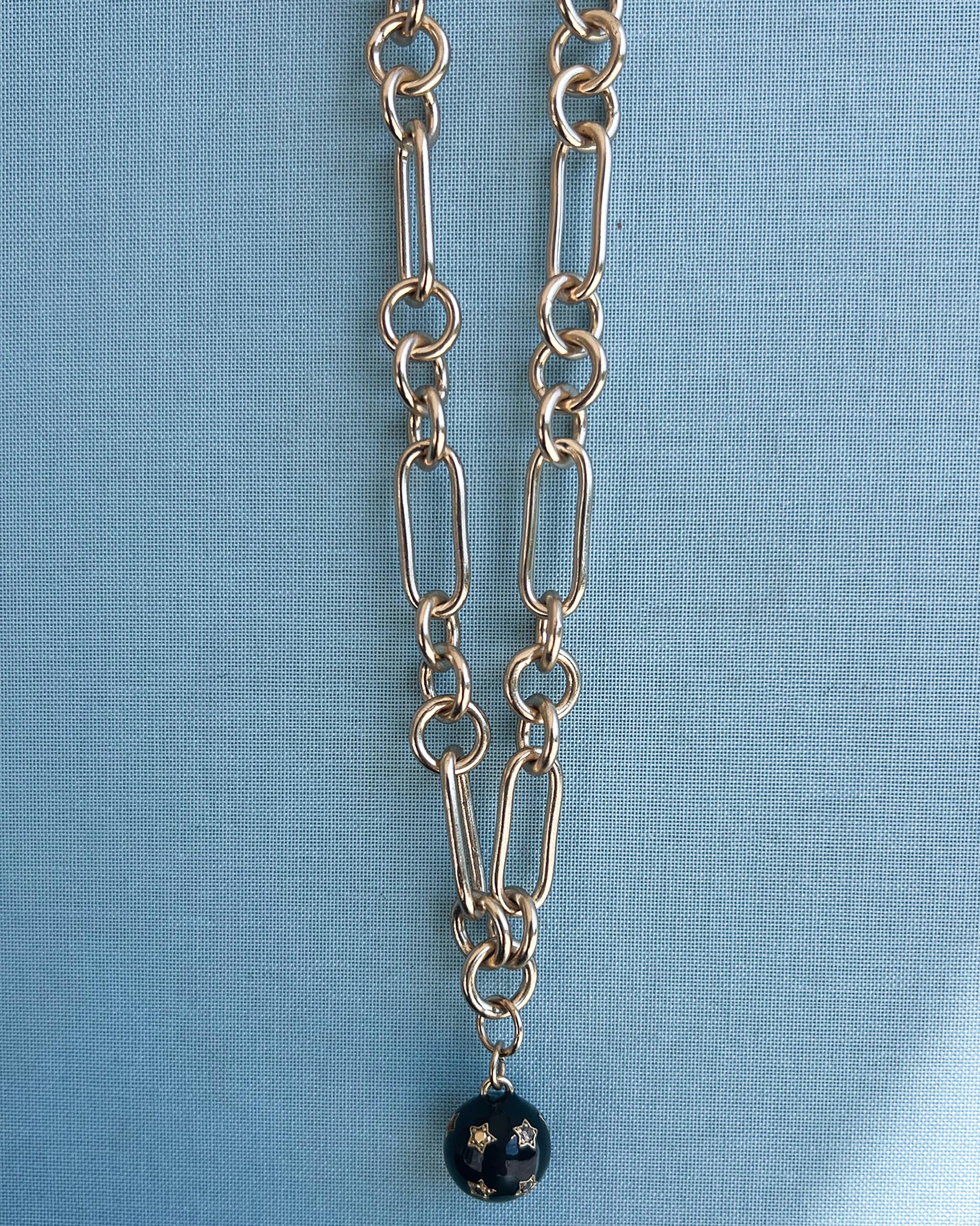 Collier ras du cou en chaîne Pendentif étoile sphère diamantée émail noir en vente 1