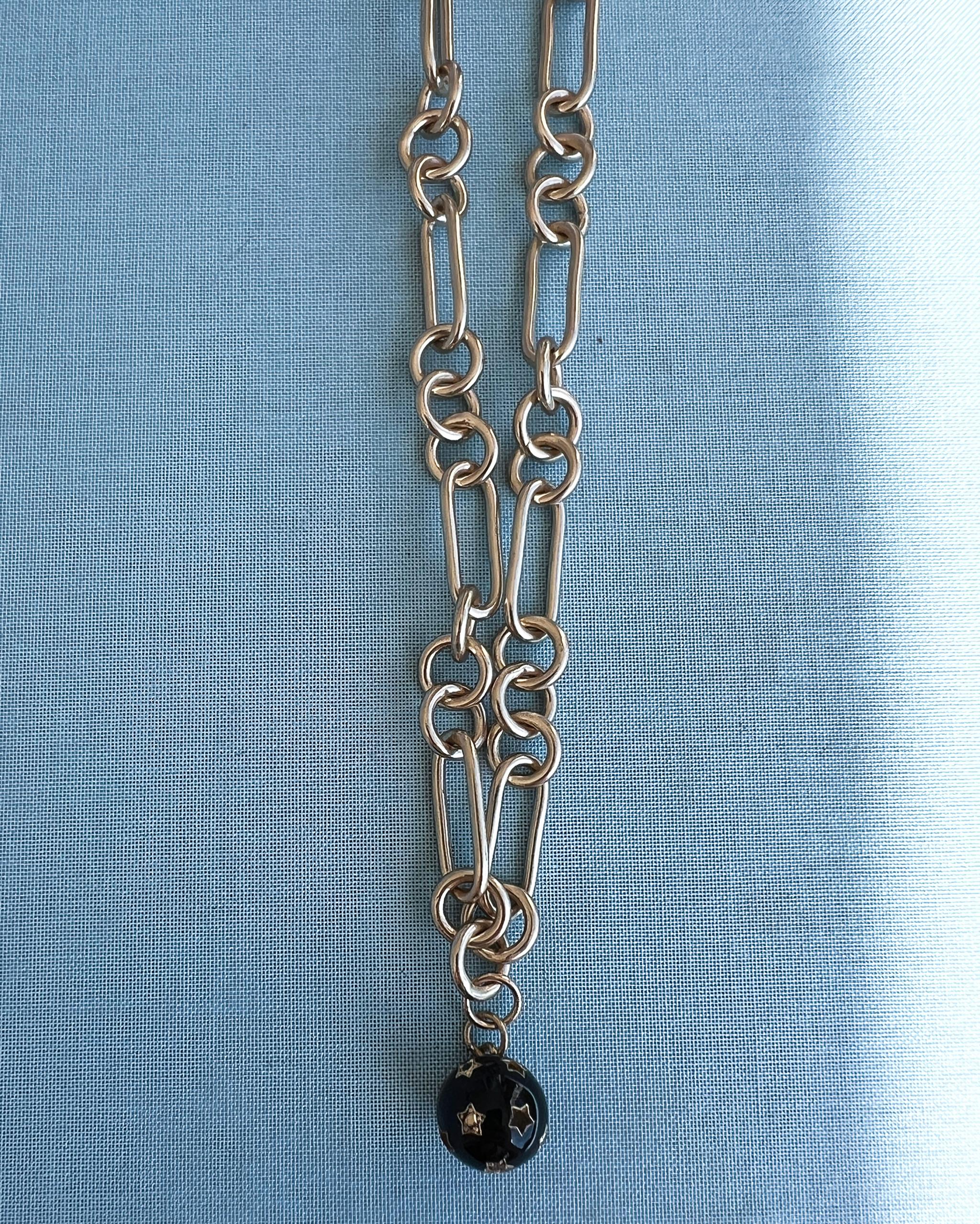 Collier ras du cou en chaîne Pendentif étoile sphère diamantée émail noir en vente 2