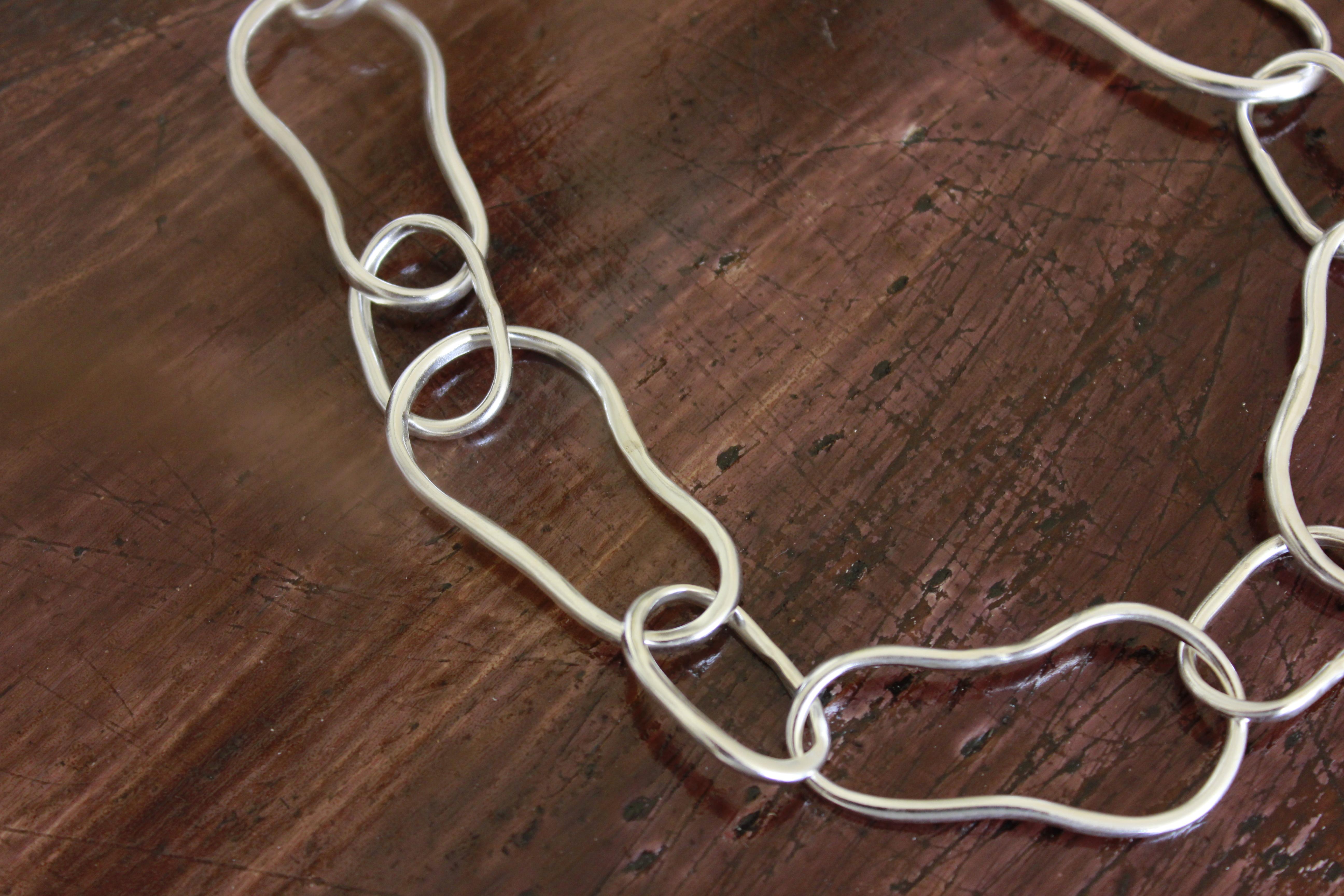 Diese Halskette ist aus Öko-Feinsilber gefertigt.

Ein auffälliges Stück, das den ganzen Tag getragen werden kann,

mit einem schönen Volumen, das Ihrem Outfit ein gewagtes Detail hinzufügt.

Die Halskette ist leicht, da sie hohl geformt