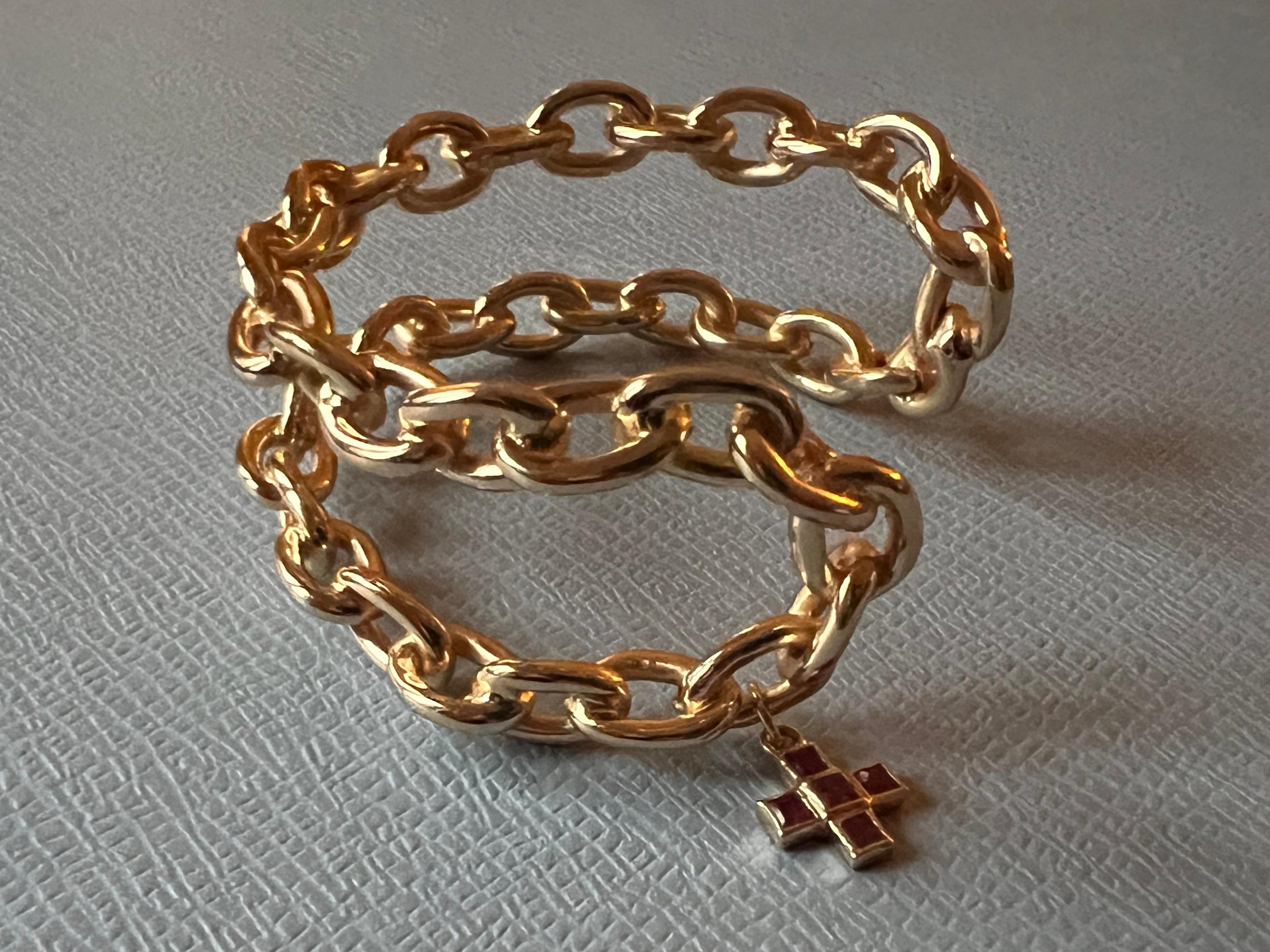 Bracciale Bangle a catena con croce quadrata di rubino 


Materiale Ottone placcato oro 14 k.

Il designer J DAUPHIN

Il braccialetto Cuff ha una croce che è uno dei simboli più antichi e universali presenti in diverse culture e tradizioni