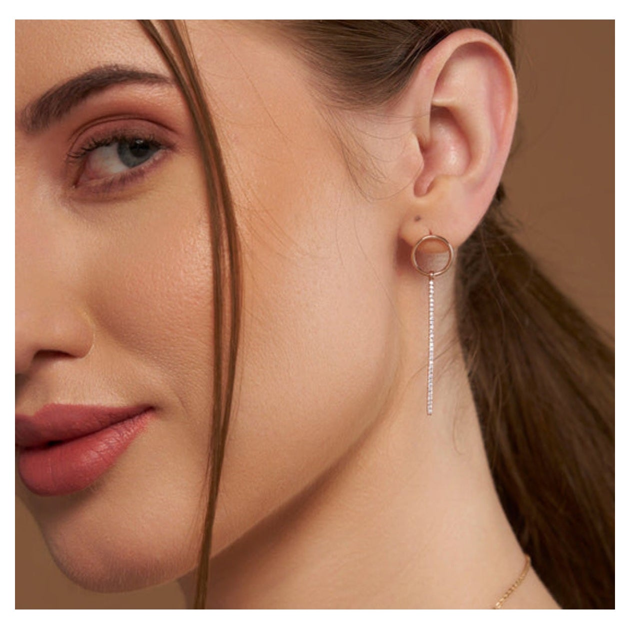 Orecchini circolari con diamante naturale a catena per lei