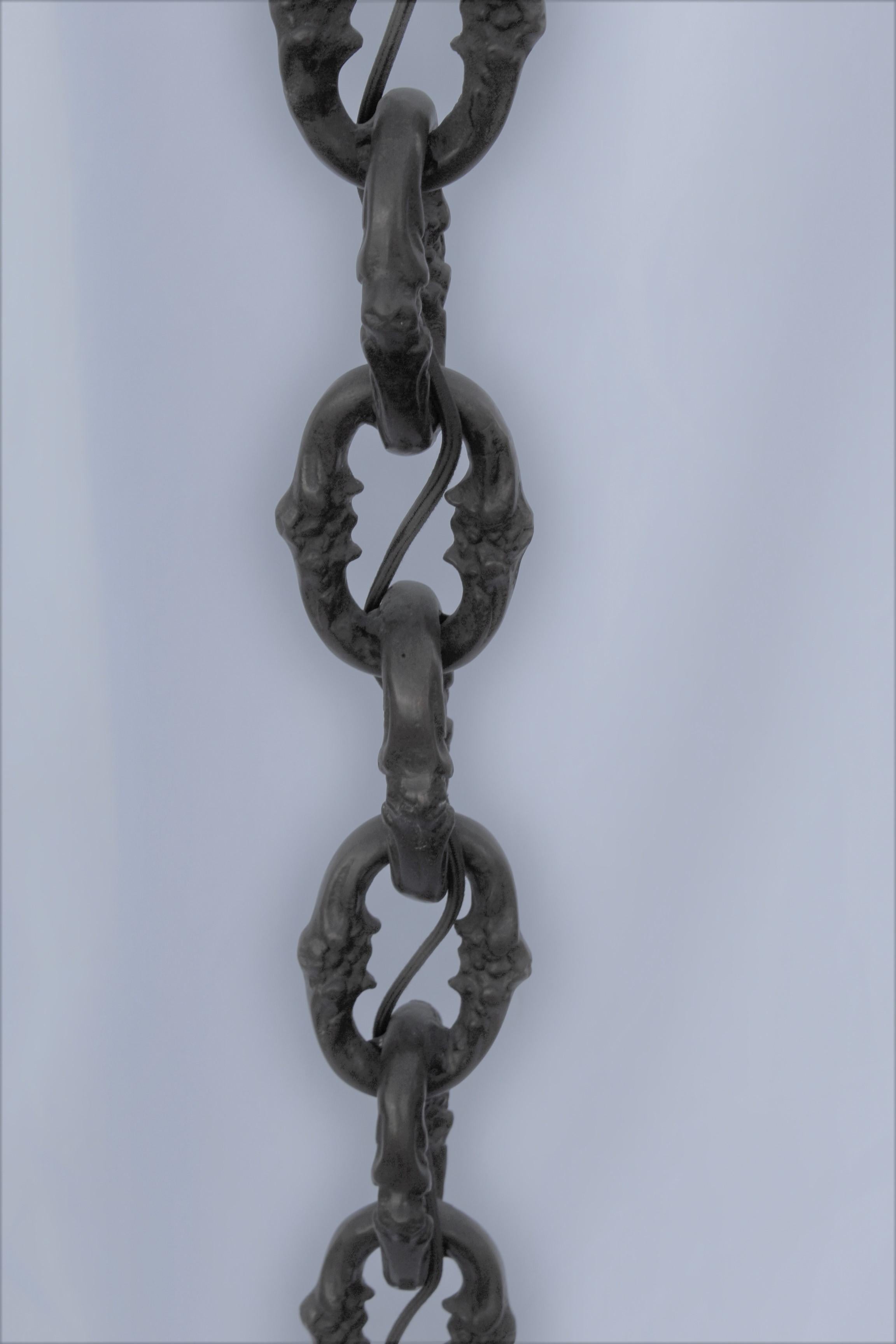 Eslabones de cadena soldados de gran aspecto en una lámpara de pie. Base maciza de mármol negro absoluto. Tiene una sola toma de latón y arpa. No hay sombra. Deco/moderno diseñado para una sala de exposiciones de iluminación local.