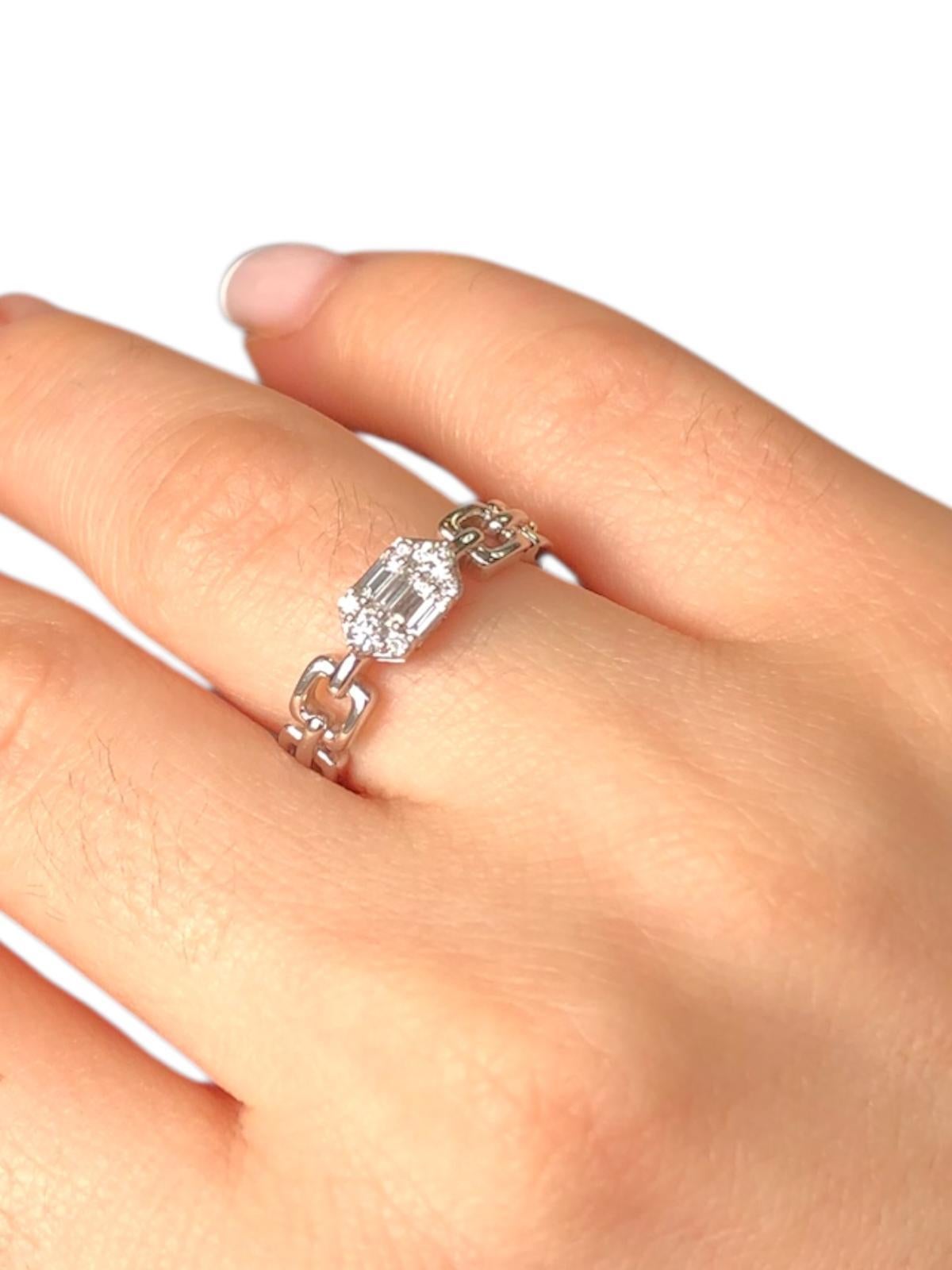 Chain Link Diamond Cluster Ring In Excellent Condition For Sale In New York, NY