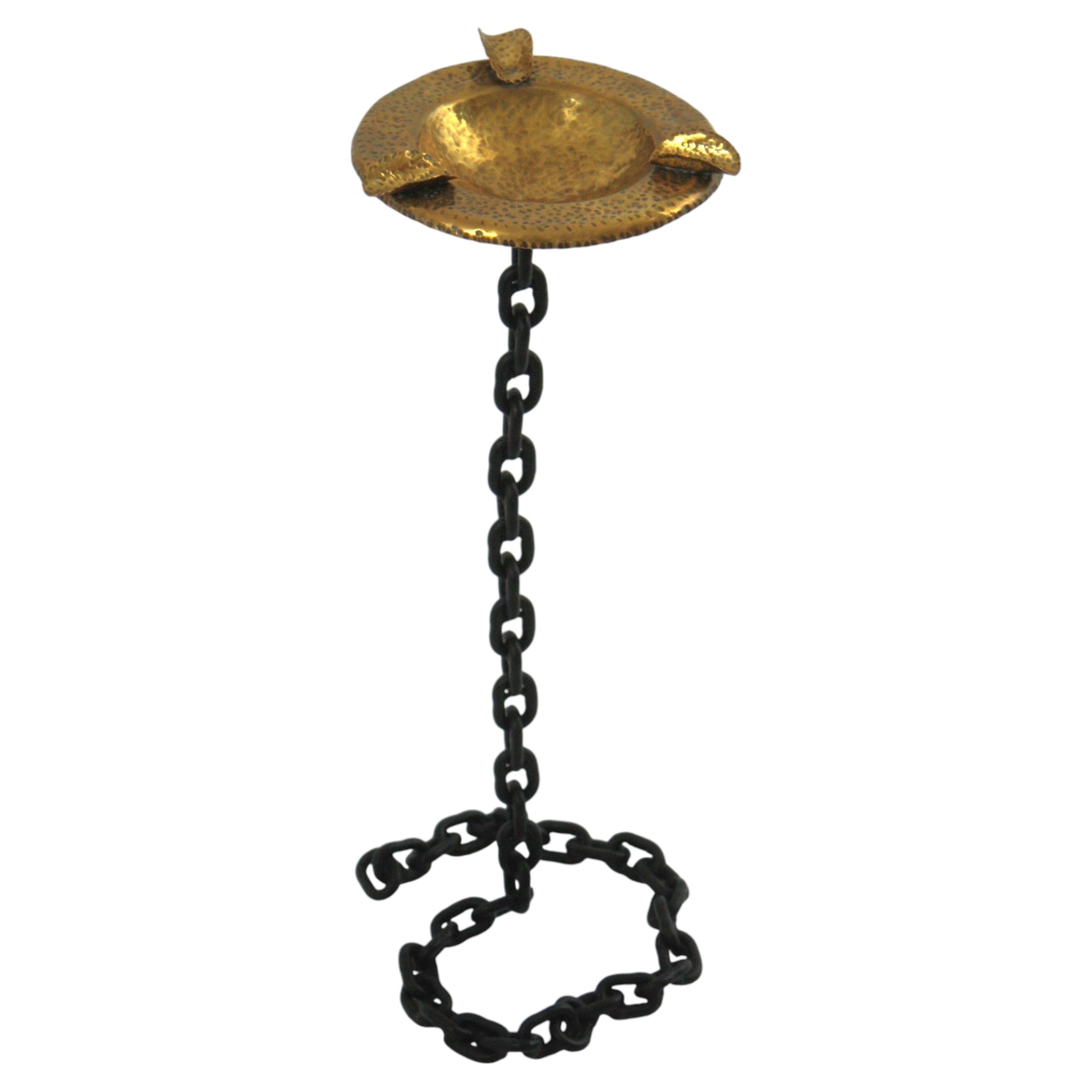 Aschenbecher- und Getränketisch / Beistelltisch aus Schmiedeeisen und Messing im Kettenglied-Design