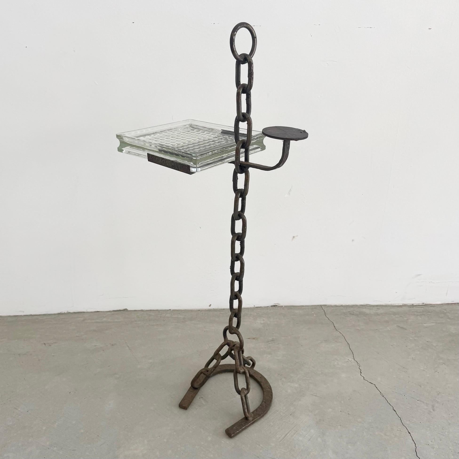 Une addition étonnante à tout salon ou bureau. Ce magnifique bac de récupération en mailles de chaîne, conçu dans les années 1970 par l'artiste Franz West, associe des matériaux industriels à une forme sculpturale. La pièce présente une base en