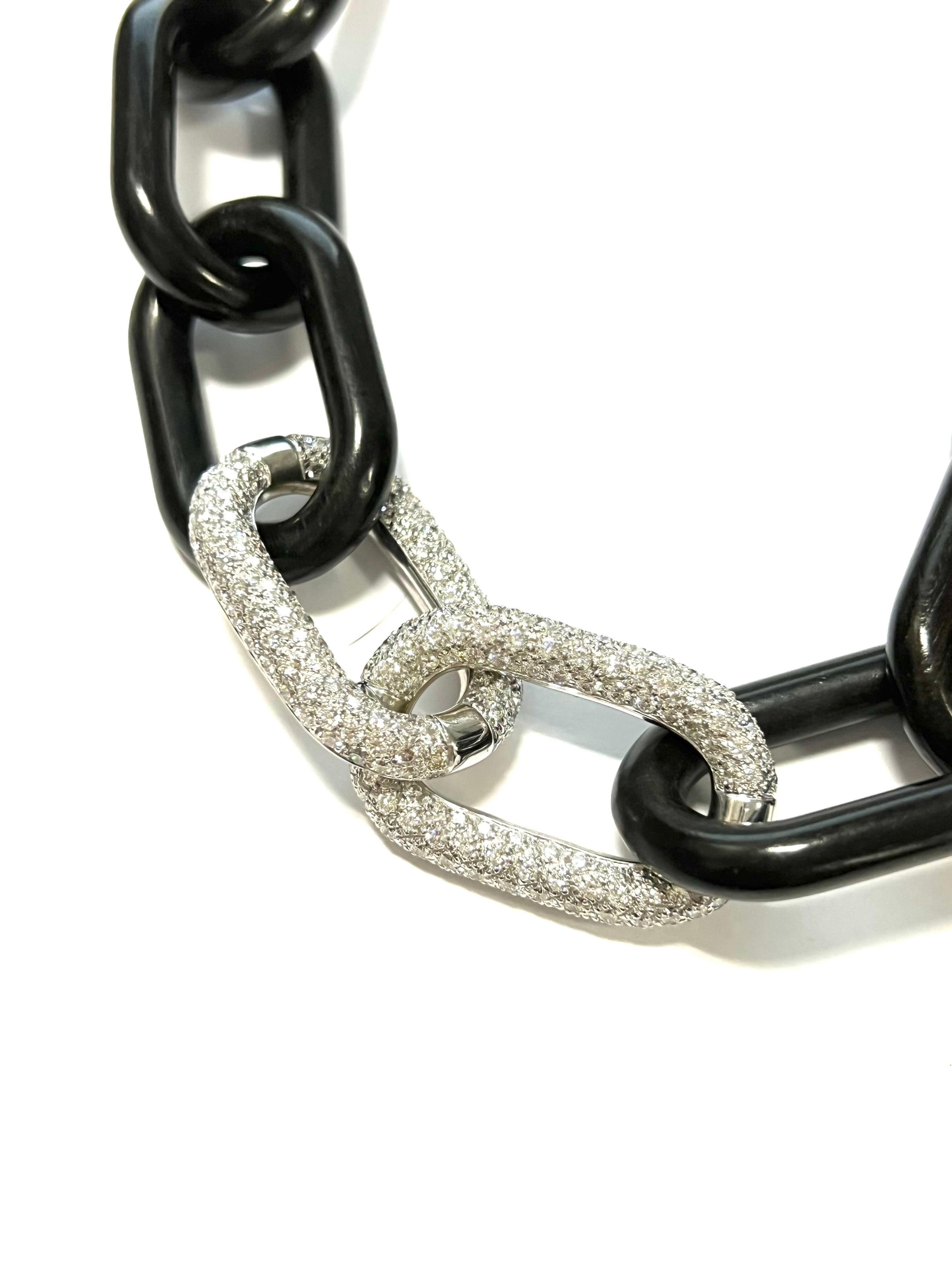 Chain Link Necklace With Mixed Rose Gold, Ebony, White Gold and Diamonds.
This is an unusual tricolor chain necklace
Total Weight gr. 100,5
Gold weight gr. 56,6
Diamonds GVVS ct. 4,98
Stamp ITALY, 10 MI, 750