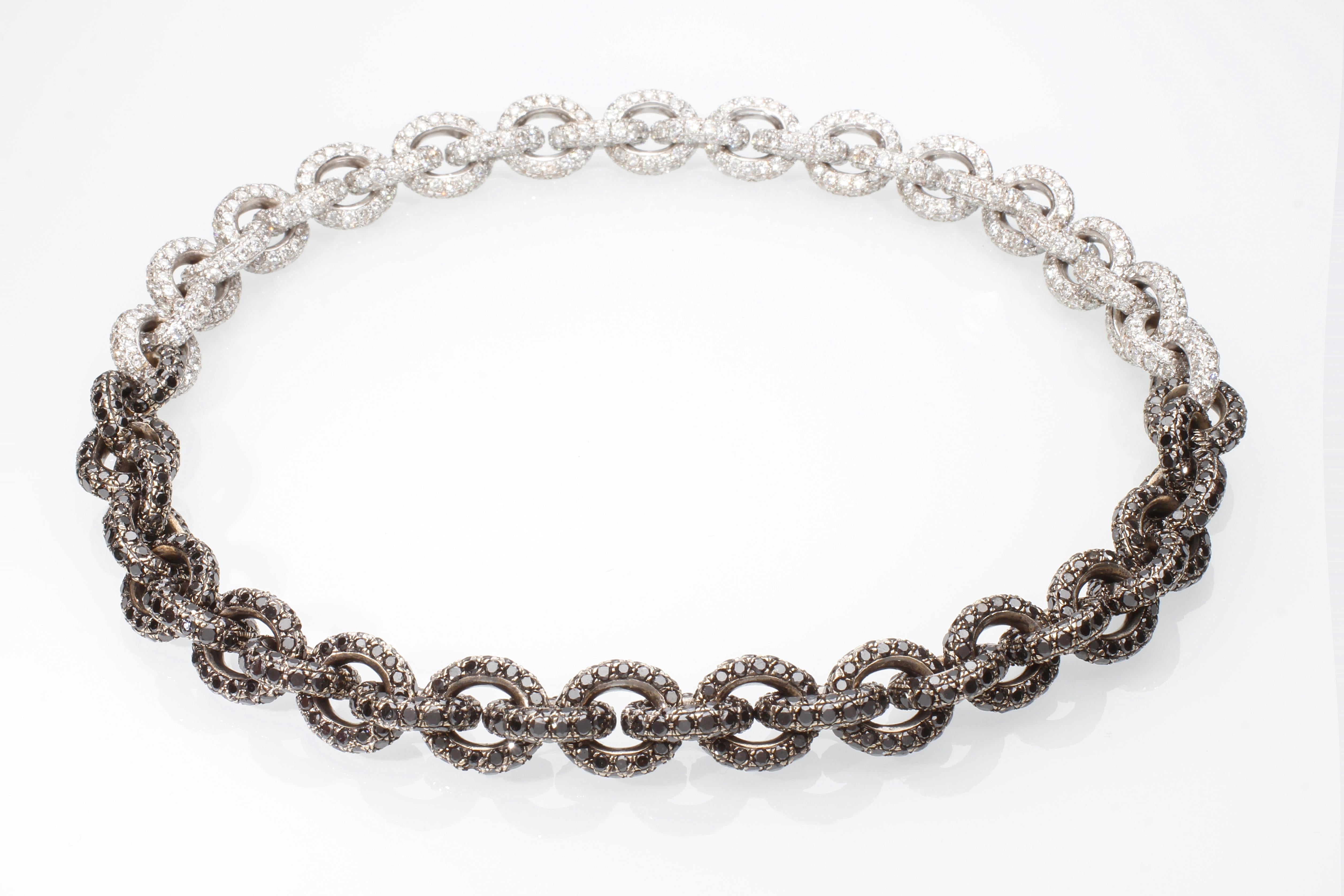 Halskette/Armband mit 64,26 Karat weißen und schwarzen Diamanten. Handgefertigt. (Moderne) im Angebot