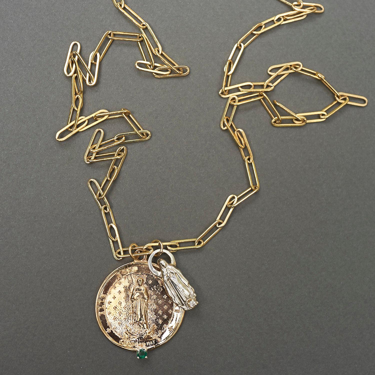 Chaîne collier médaillon chaîne épaisse médaille diamant blanc émeraude bronze J Dauphin Neuf - En vente à Los Angeles, CA