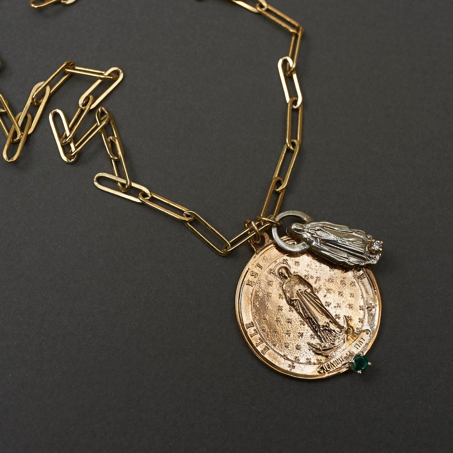 Chaîne collier médaillon chaîne épaisse médaille diamant blanc émeraude bronze J Dauphin Pour femmes en vente