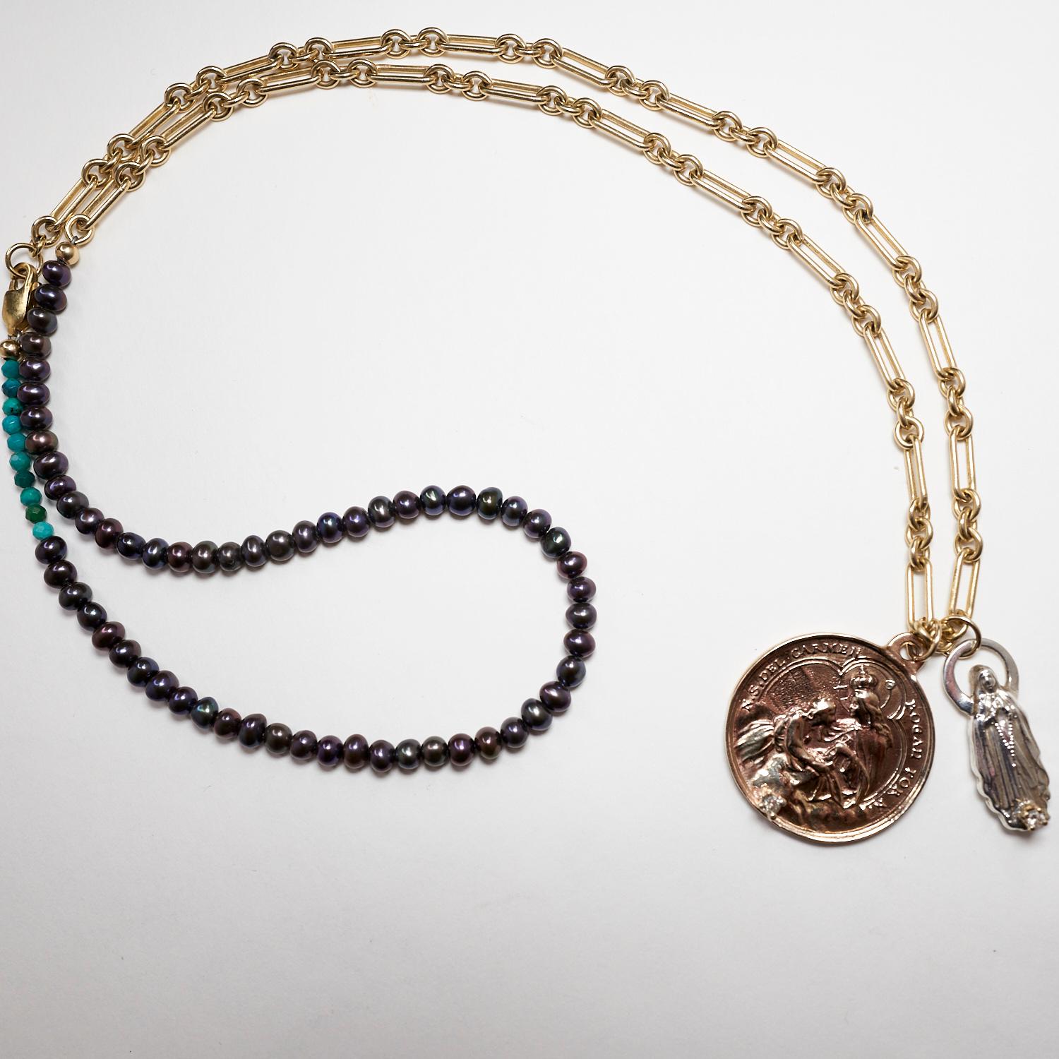 Chaîne collier médaillon avec pièce de monnaie de la Vierge Marie en diamant blanc et perle noire épaisse J Dauphin Pour femmes en vente