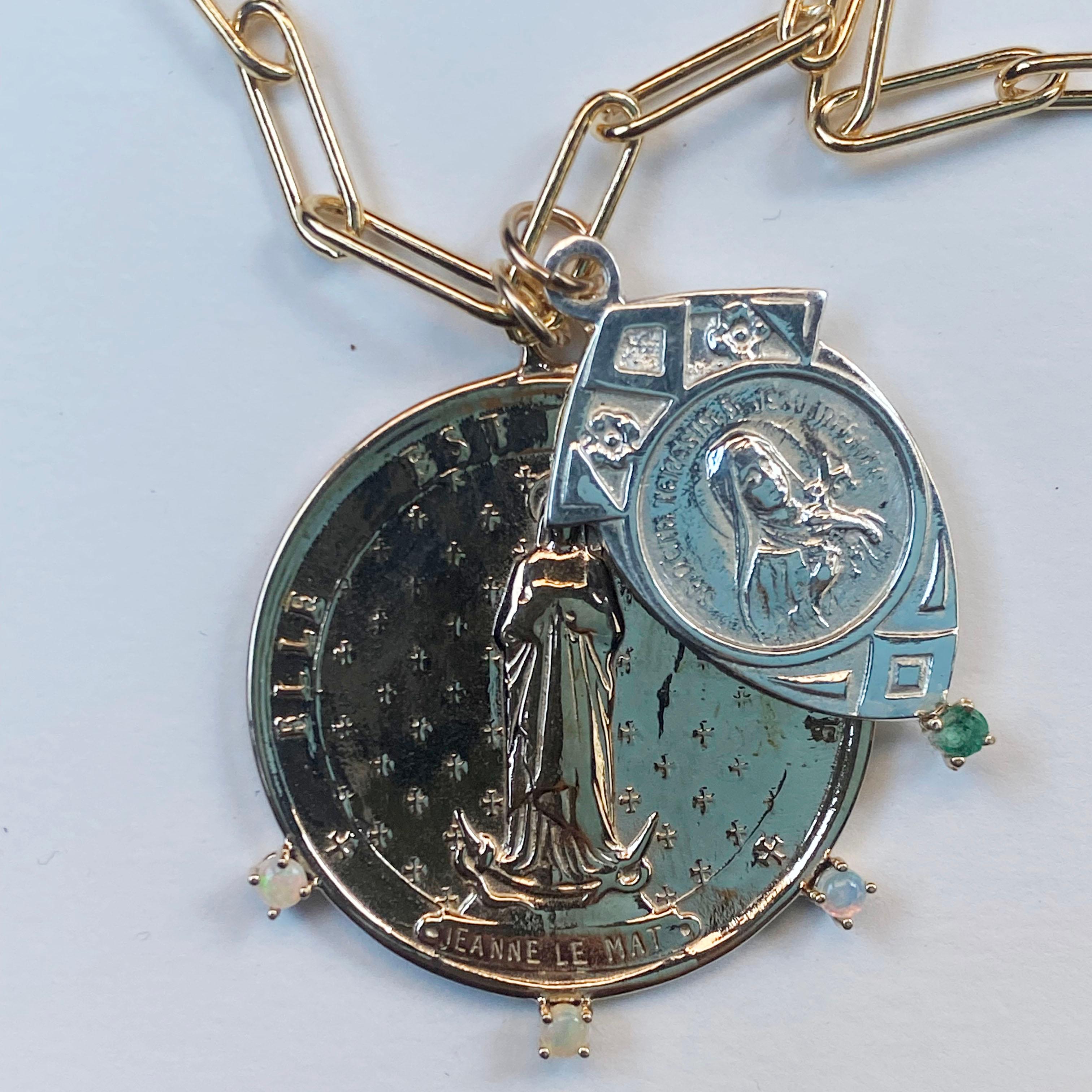 Kette Halskette mit zwei Medaillen Die Runde in Bronze hat 3 Opale und die silberne Medaille hat eine  Smaragd, die Kette ist aus Gold gefertigt und in der Länge verstellbar,  28
