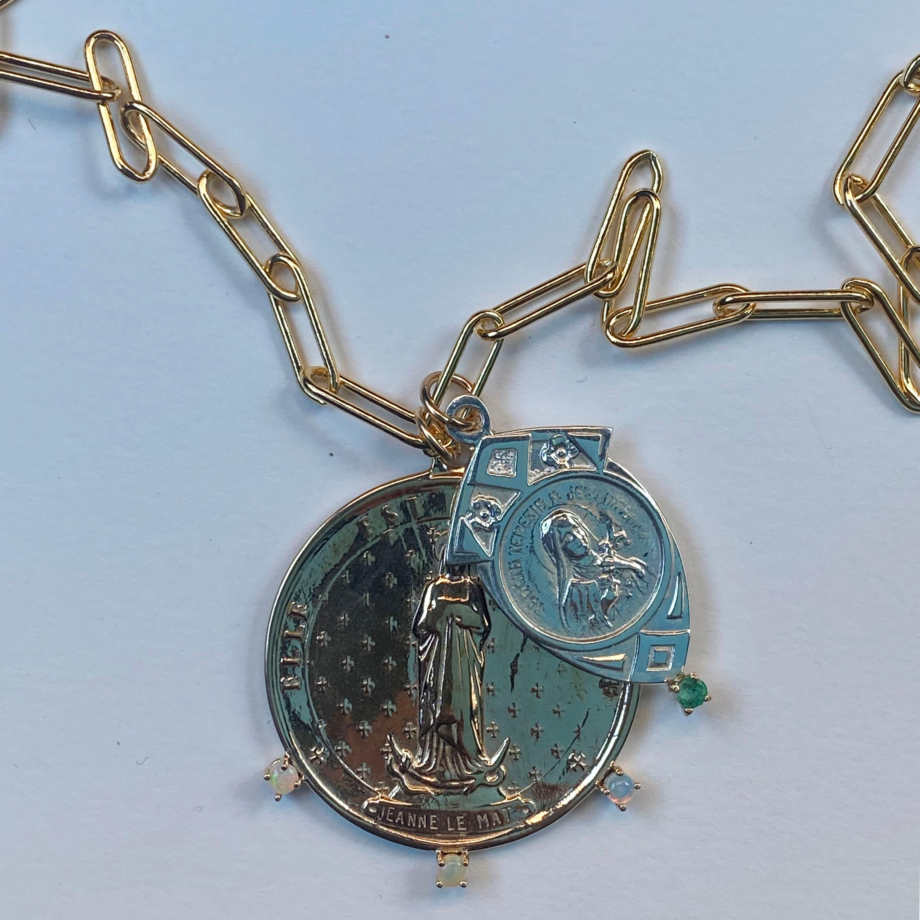 Kette Halskette Medaille Jungfrau Maria Smaragd Opal Jeanne le Mat J Dauphin im Zustand „Neu“ im Angebot in Los Angeles, CA