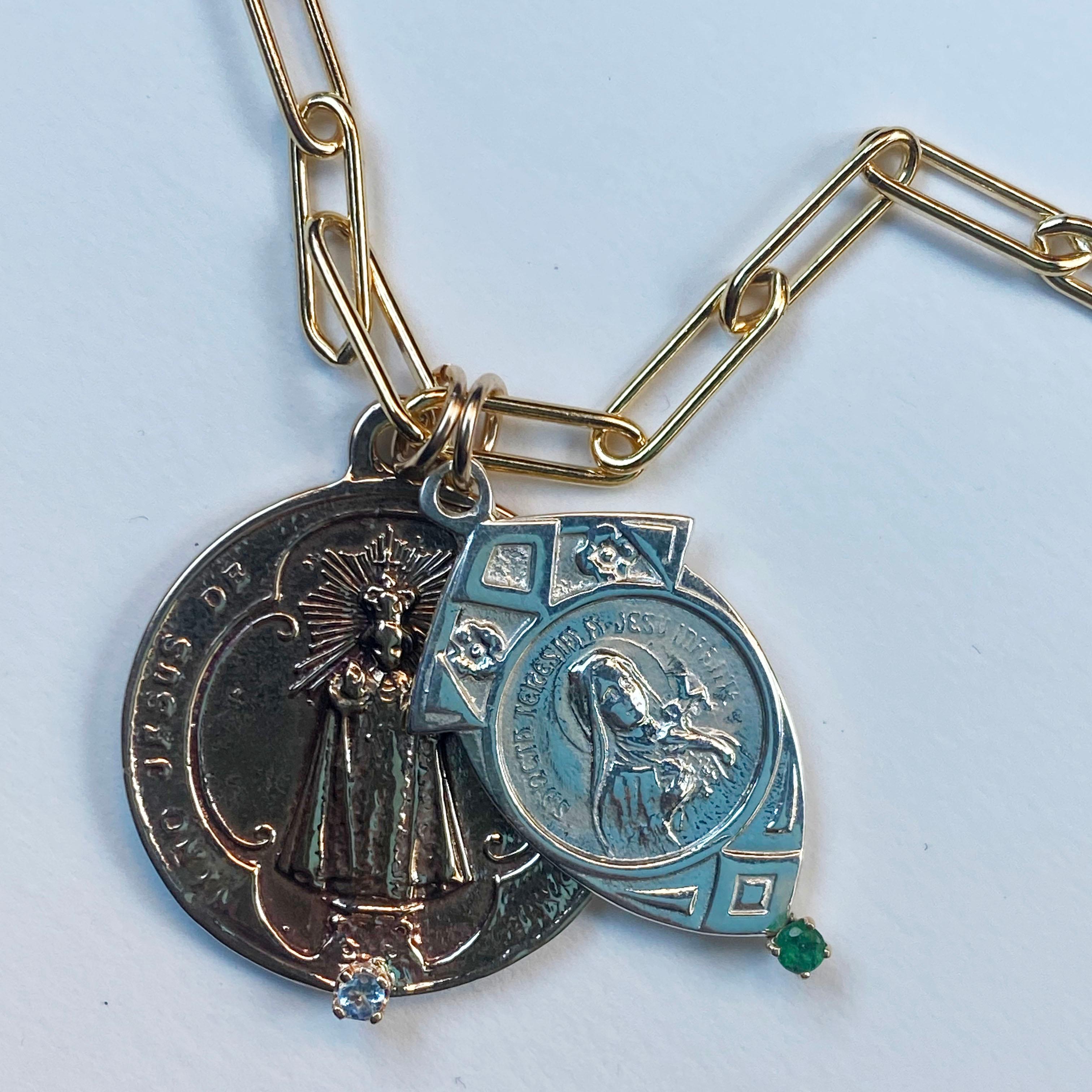 Taille brillant Chaîne collier Médaille de la Vierge Marie avec émeraude, aigue-marine et bronze J Dauphin en vente