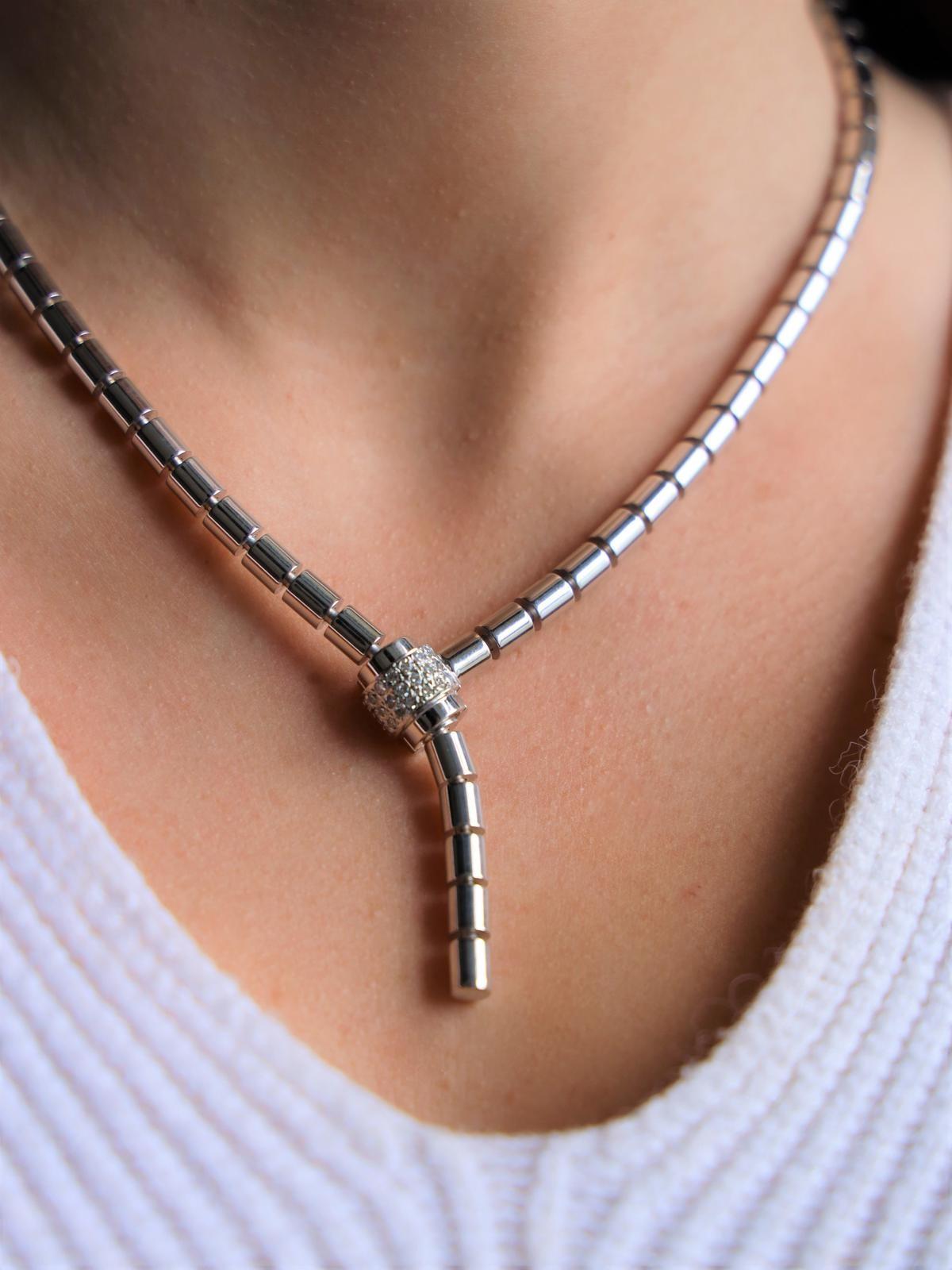 Necklace in white gold 750 thousandths (18 carats). tubular motif serving as a clasp set with brilliant-cut diamonds. flexible mesh. total diamond weight: 0.24 ct. (24 diamonds of 0.01 ct approximately). length: 50 cm. dimensions motif/clasp: 1.12 x