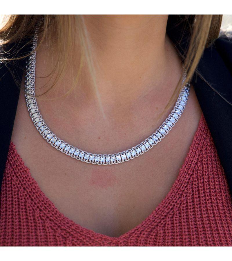 Necklace in white gold 750 thousandths (18 carats). brushed and shiny fancy mesh. clasp with double safety eight. length: 54 cm. width: 1 cm. thickness: 0.34 cm. total weight: 36.95 g. eagle head hallmark and rhinoceros. excellent condition

