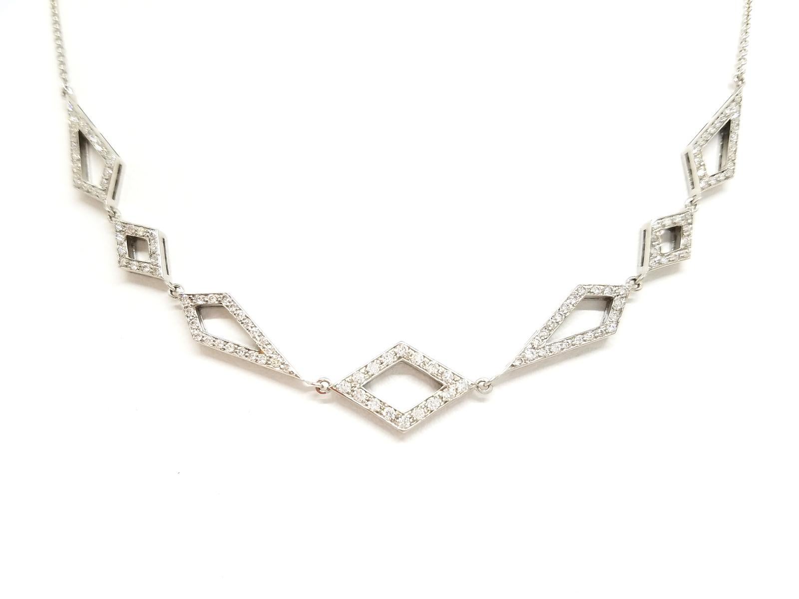 Schöne feinen Schmuck Halsband. Weißgold 750 mils (18 Karat). Muster Pflaster 130 runde Diamanten im Brillantschliff 1,59 ct Gesamtgröße: 42 cm mit Zwischenringen bei 40 cm und 38 cm. Länge des Frieses : 12 cm. Breite: 0,97 cm. Gesamtgewicht: 5,84