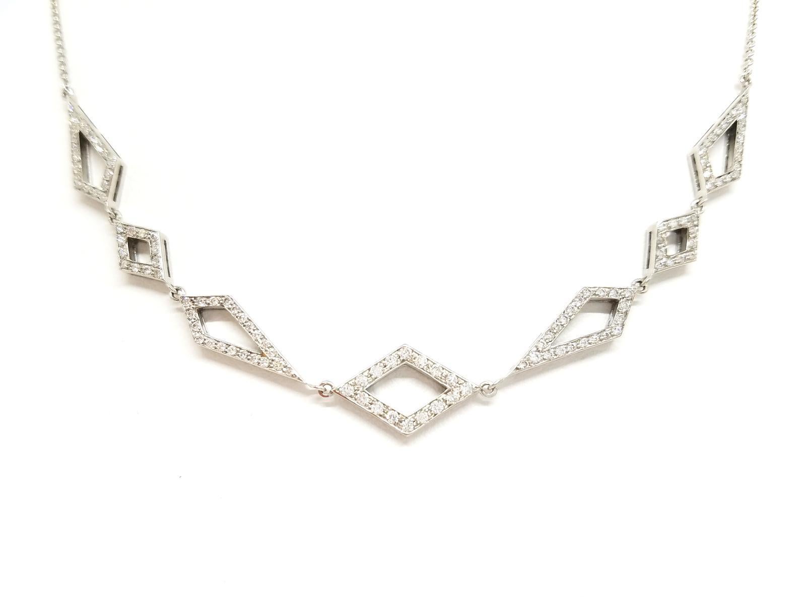 Magnifique collier de haute joaillerie. or blanc 750 millièmes (18 carats). motifs pavés 130 diamants ronds taille brillant 1.59 ct taille totale : 42 cm avec anneaux intermédiaires à 40 cm et 38 cm. longueur de la frise : 12 cm. largeur : 0.97 cm.