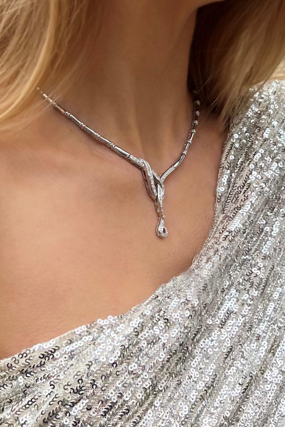 Diamond necklace in white gold 750 thousandths (18 carats). signed Zoughaib Lebanon. in the center a knotted pattern intertwined with 44 brilliant cut diamonds. held at the ends by a semi-articulated chain with bamboo pattern. total weight diamonds: