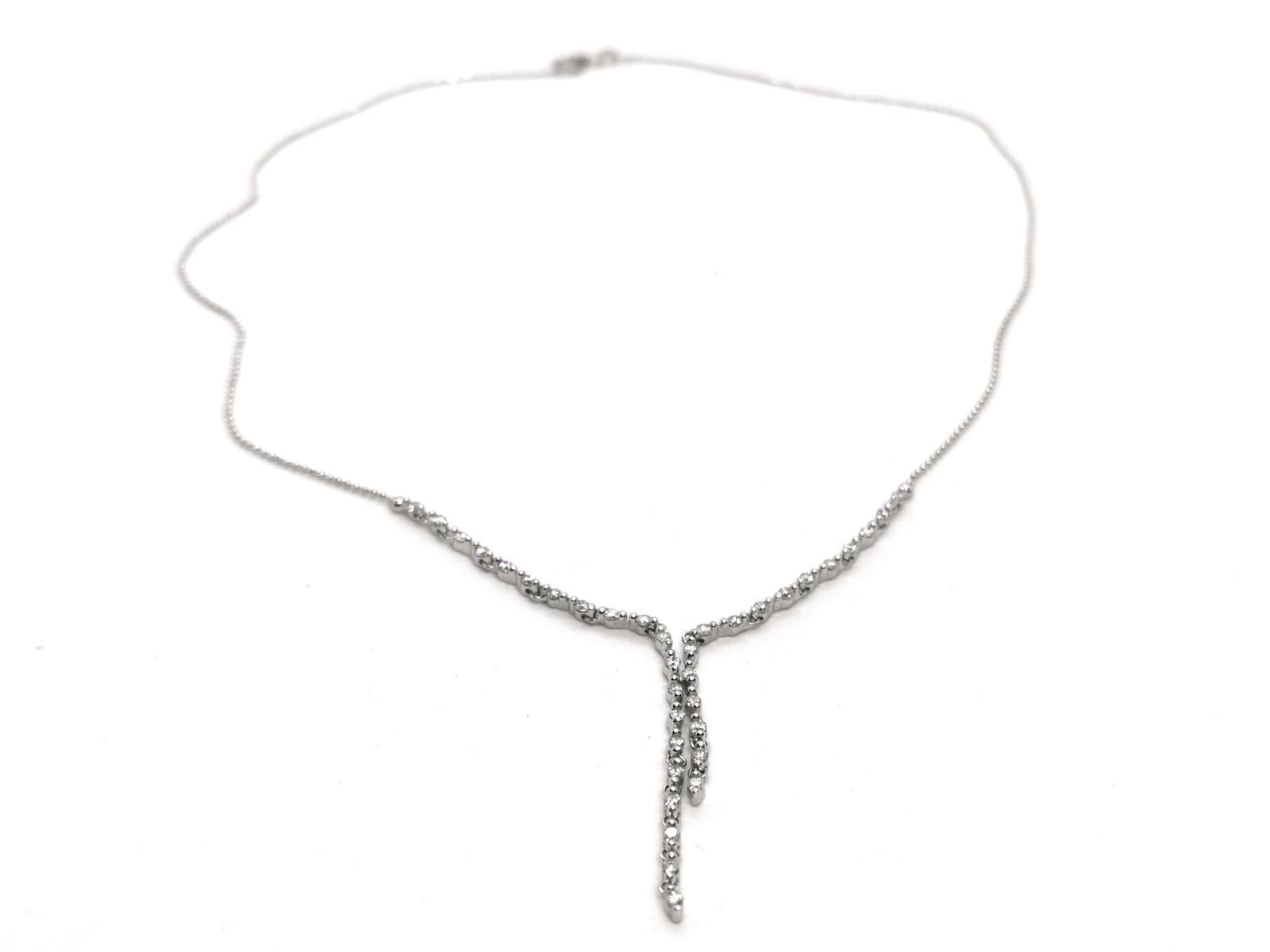 Collier en or blanc 750 millièmes (18 carats). semi-rigide. composé de 36 diamants de 0,015 carat. unité sertie de demi-fermes réparties sur deux rangs de longueurs différentes.  longueur : 40 cm. poids total 5.26g. excellent état.
