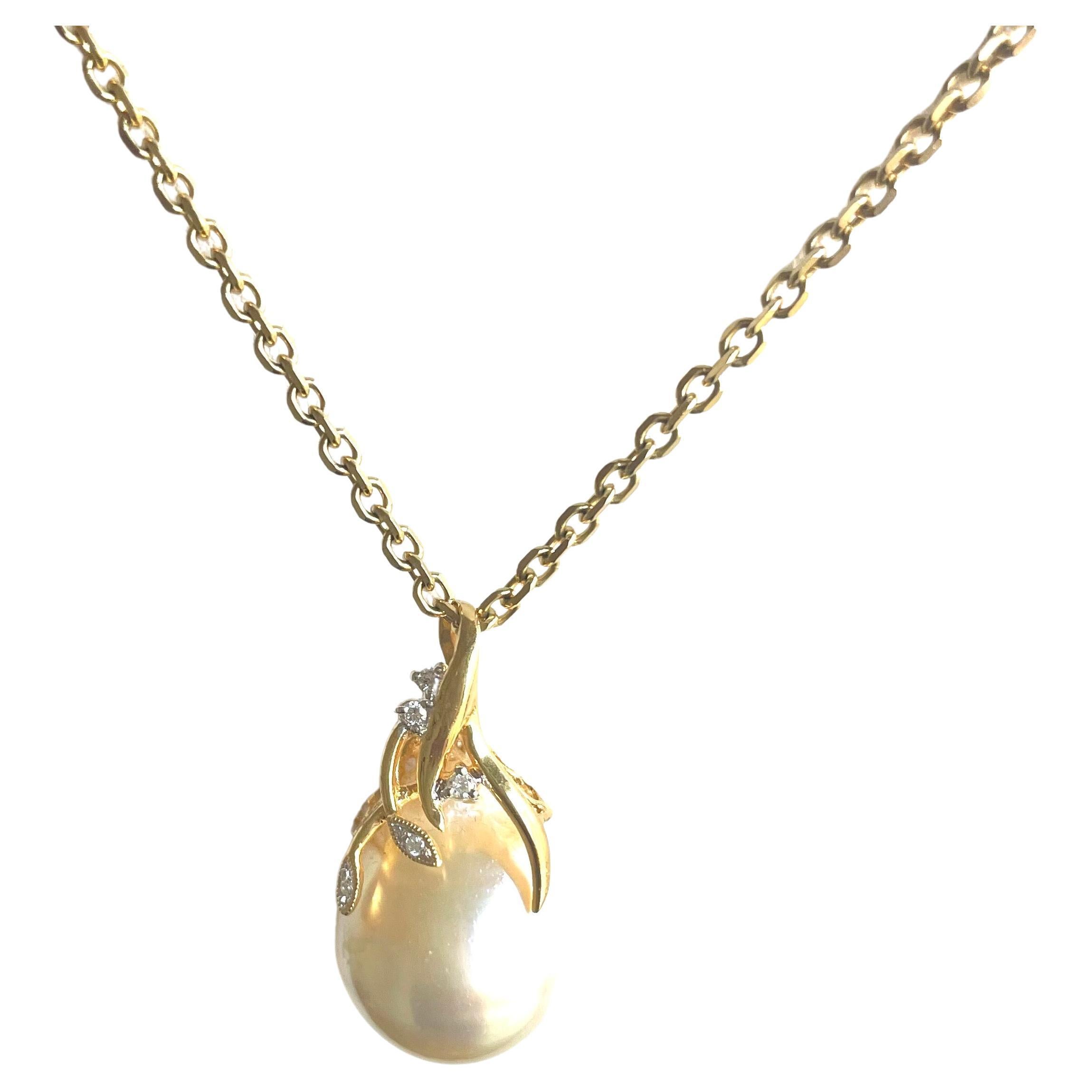Chaîne collier avec pendentif en perles dorées des mers du Sud et diamants