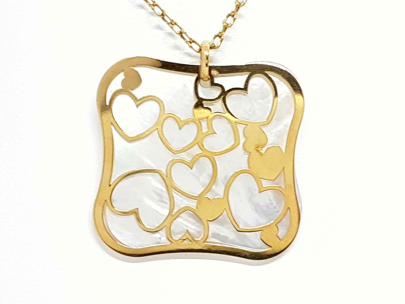 Chain with pendant 18K yellow gold. pendant hearts and reasons nacre. 4.8 cm x 4.8 cm. chain length: 63 cm. eagle punch head. Weight: 19.45 g. excellent condition
