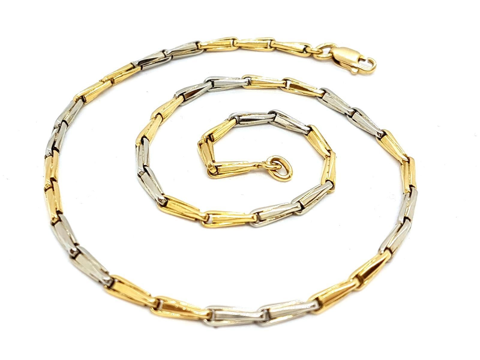 bicolor old string in yellow gold and white 750 mils (18 carats). links form of ears. choker. length: 36 cm. width: 2.7 mm. total weight: 16.68 g. punched. excellent condition
