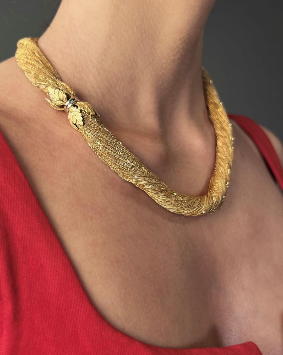 Beautiful necklace vintage yellow gold 750 thousandths (18K). composed of many very fine intertwined chains. pretty clasp adorned with motifs gold leaf. closing on white gold. length: 50.5 cm. width 1.43 cm clasp . a chain width of 0.3 mm. collar