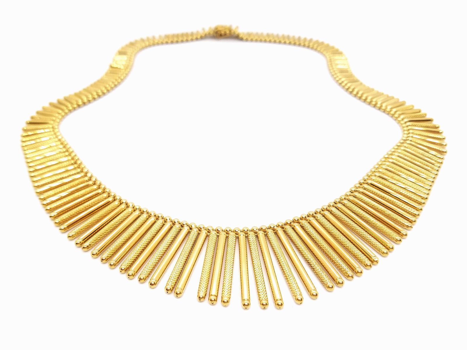 Beautiful necklace vintage golden yellow 750 mils (18 carats). mesh articulated joliement worked. falling. length: 45 cm. width front: 2.65 cm. width at the back: 1.03 cm. thickness: 0 . 22 cm. total weight: 57.91 g. clasp with eight safety.
