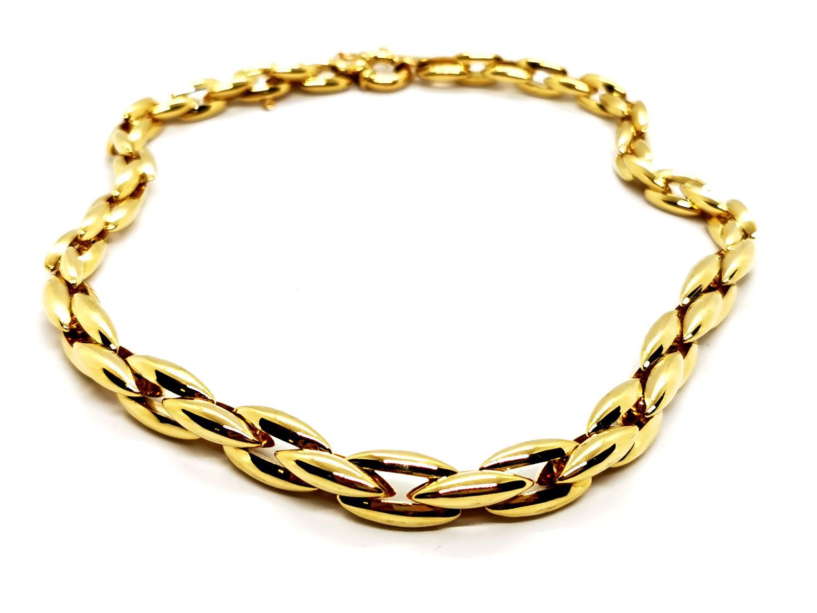 Drop necklace. gold yellow 750 mils (18K). composed of a succession of rice grain patterns. in fall. the collar length: 43 cm. clamp width: 1.04 cm. total weight: 64.13 g. clasp buoy. safety chain. punch eagle head. excellent condition.
